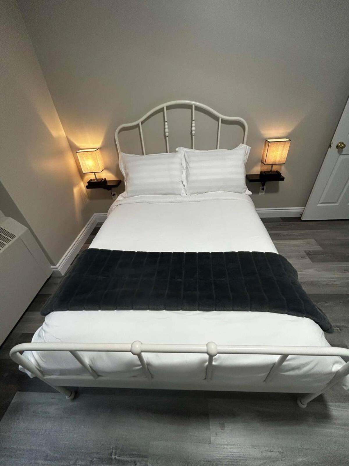 Elegant 2-Bedroom Condo Close to Uptown