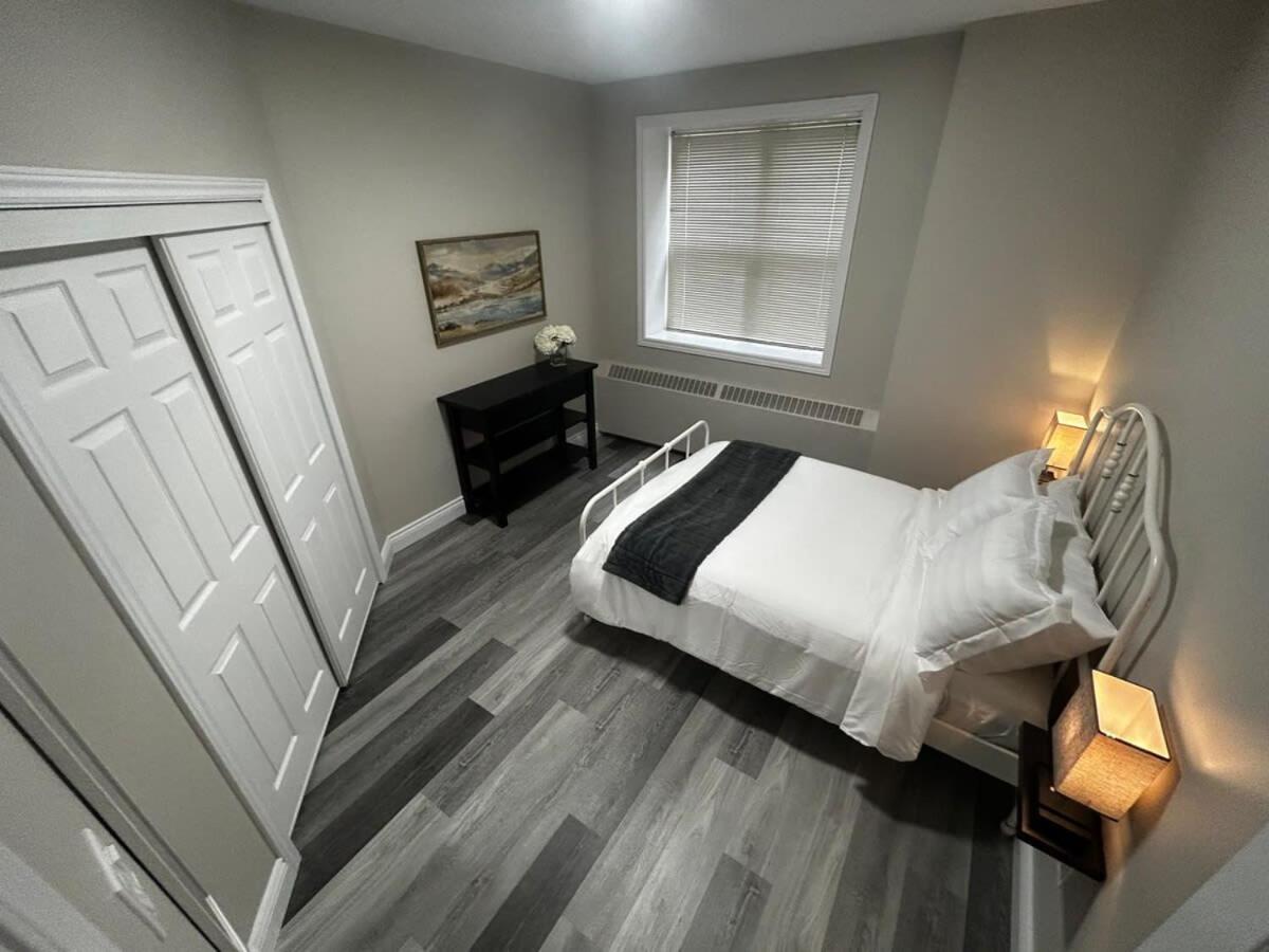 Elegant 2-Bedroom Condo Close to Uptown