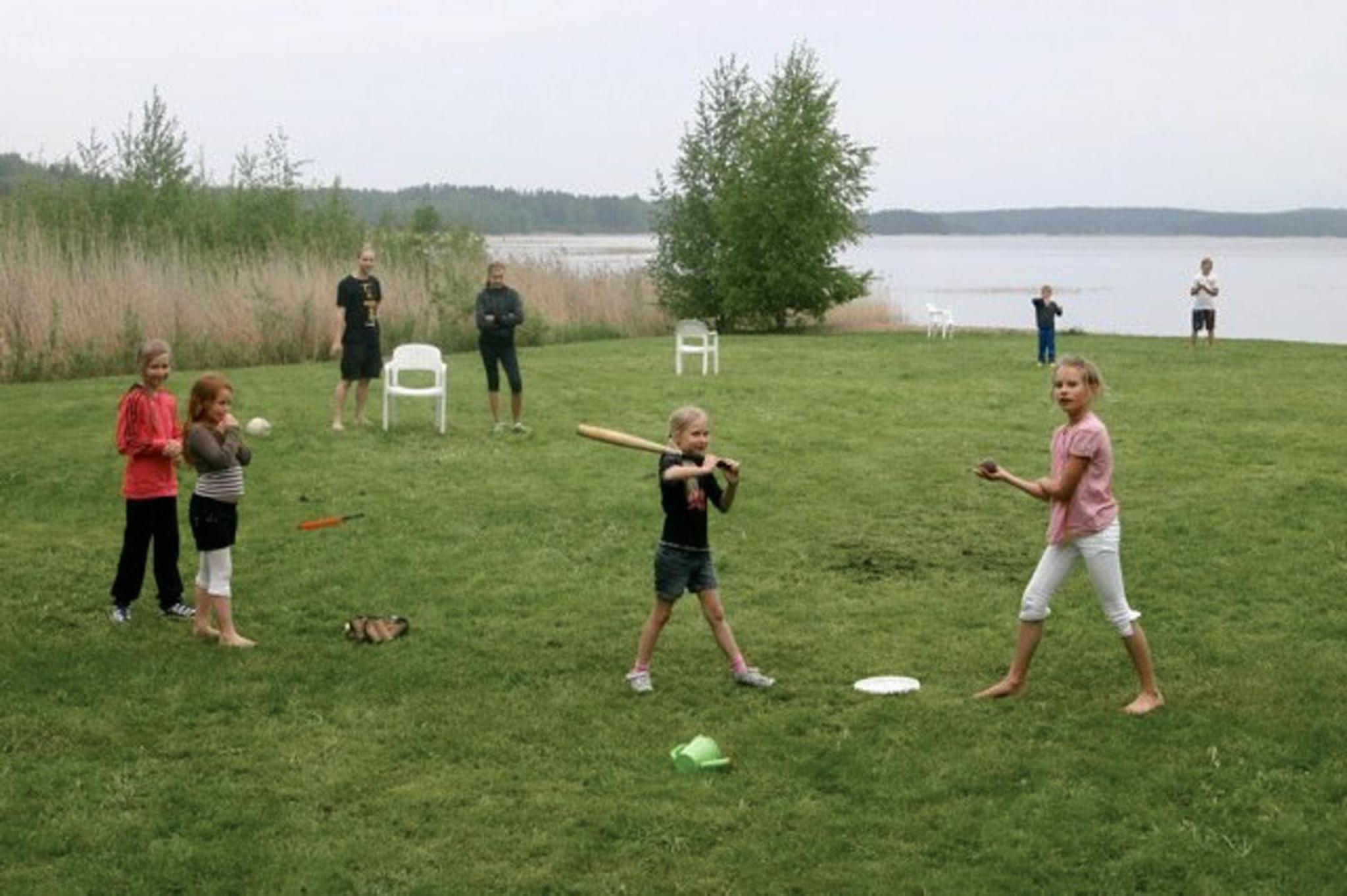 Strömman mökki rannalla autotien päässä.