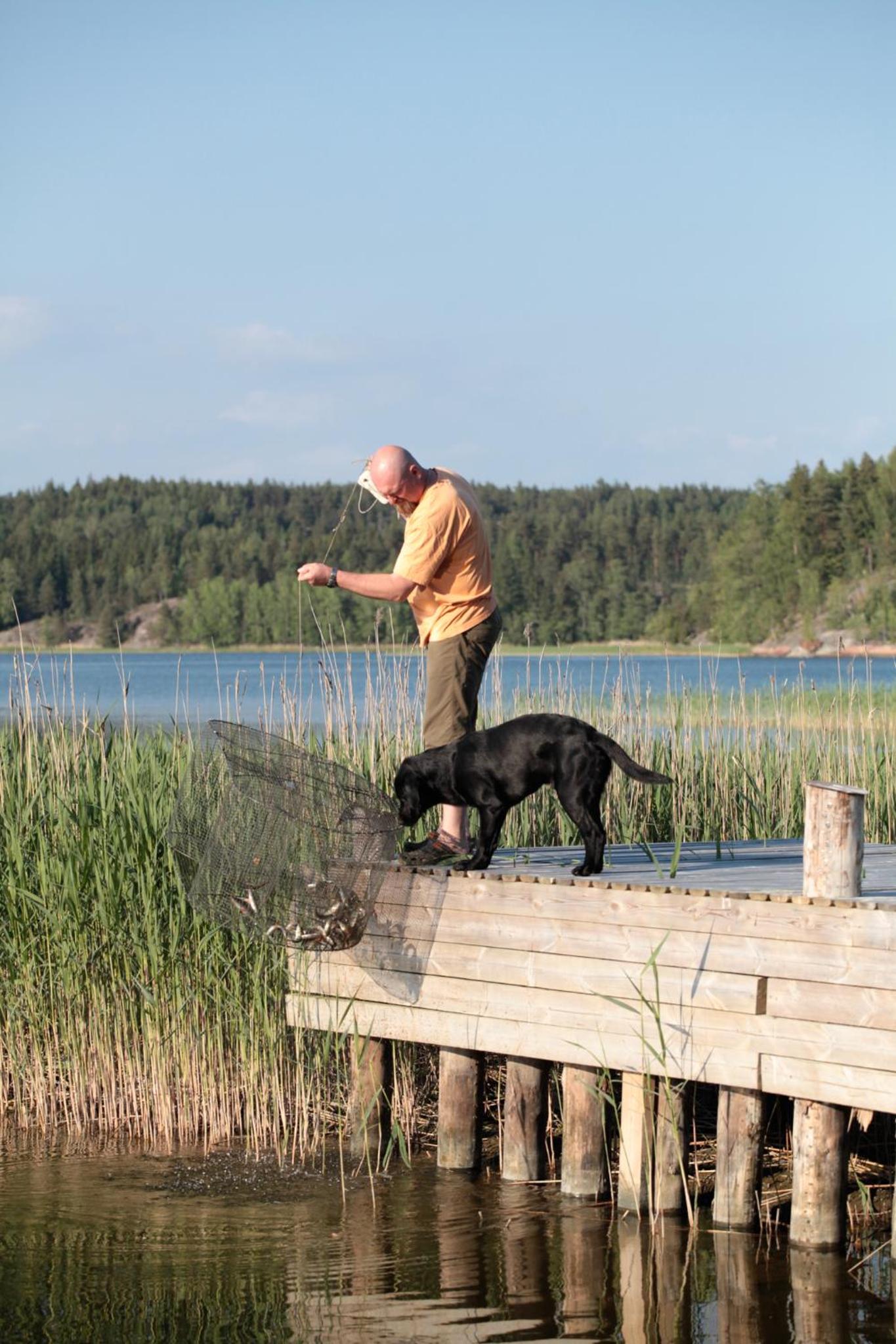 Strömman mökki rannalla autotien päässä.