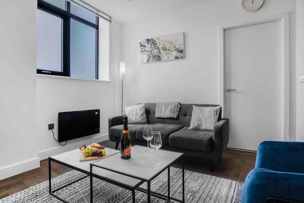 Luxury 2 Bedroom Apartment B5 Near China Town & O2 view 2