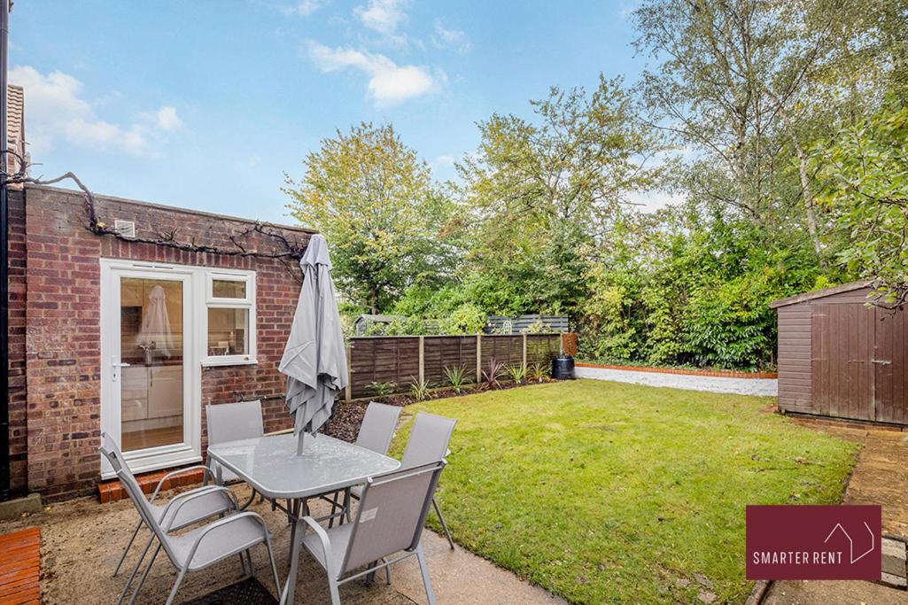 Woking -Garden Driveway Parking 4Bed view 5