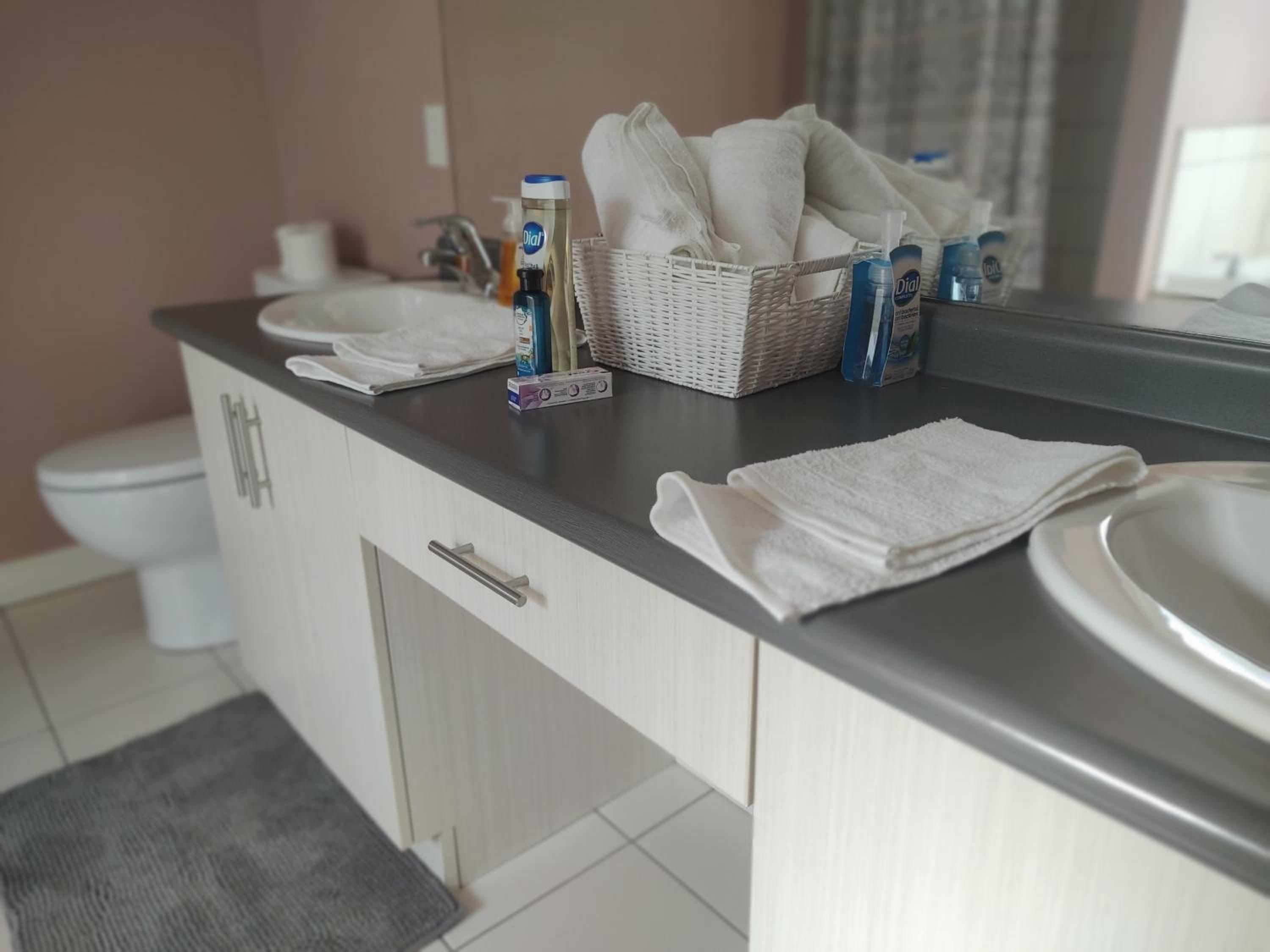 Executive Master Suite With Soaker Tub - Very Close to the Falls and Marineland