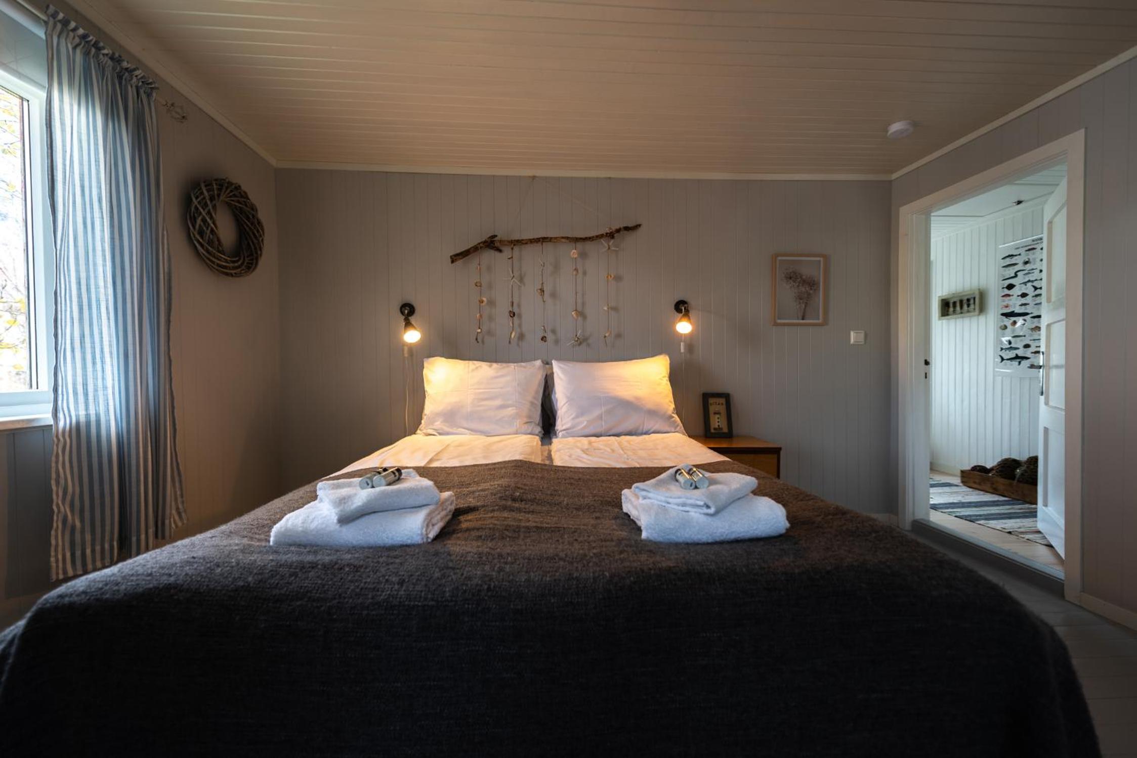 Cozy House By The Fjord In The Heart Of Lofoten view 3