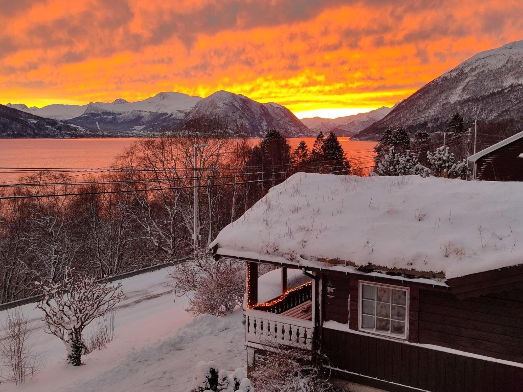 Cosy chalet, 100m2 with fjordview! view 2