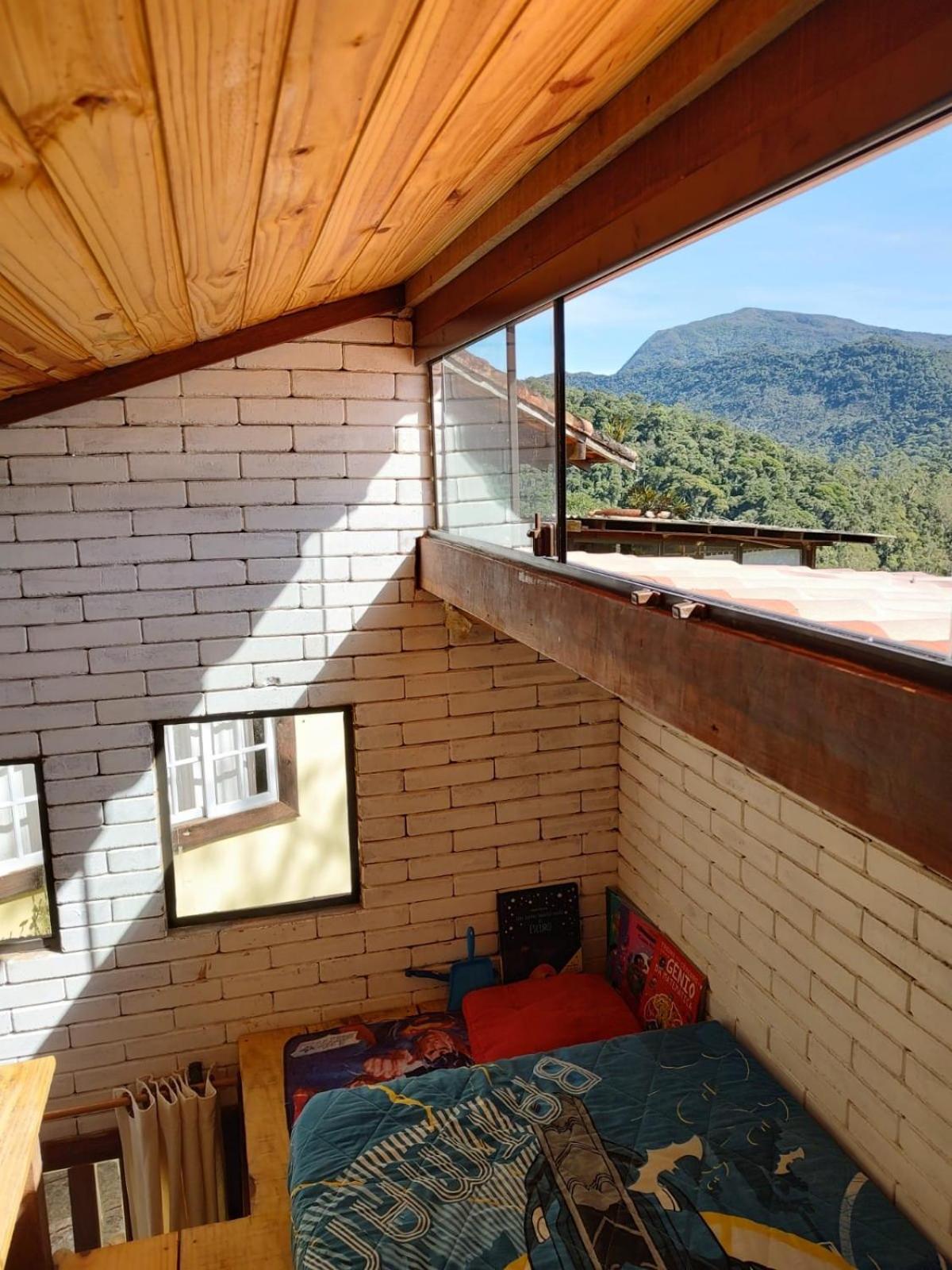 Casa Mohini Refúgio nas montanhas de Teresópolis Quarto com deck rede suspensa lareira cachoeira e piscina