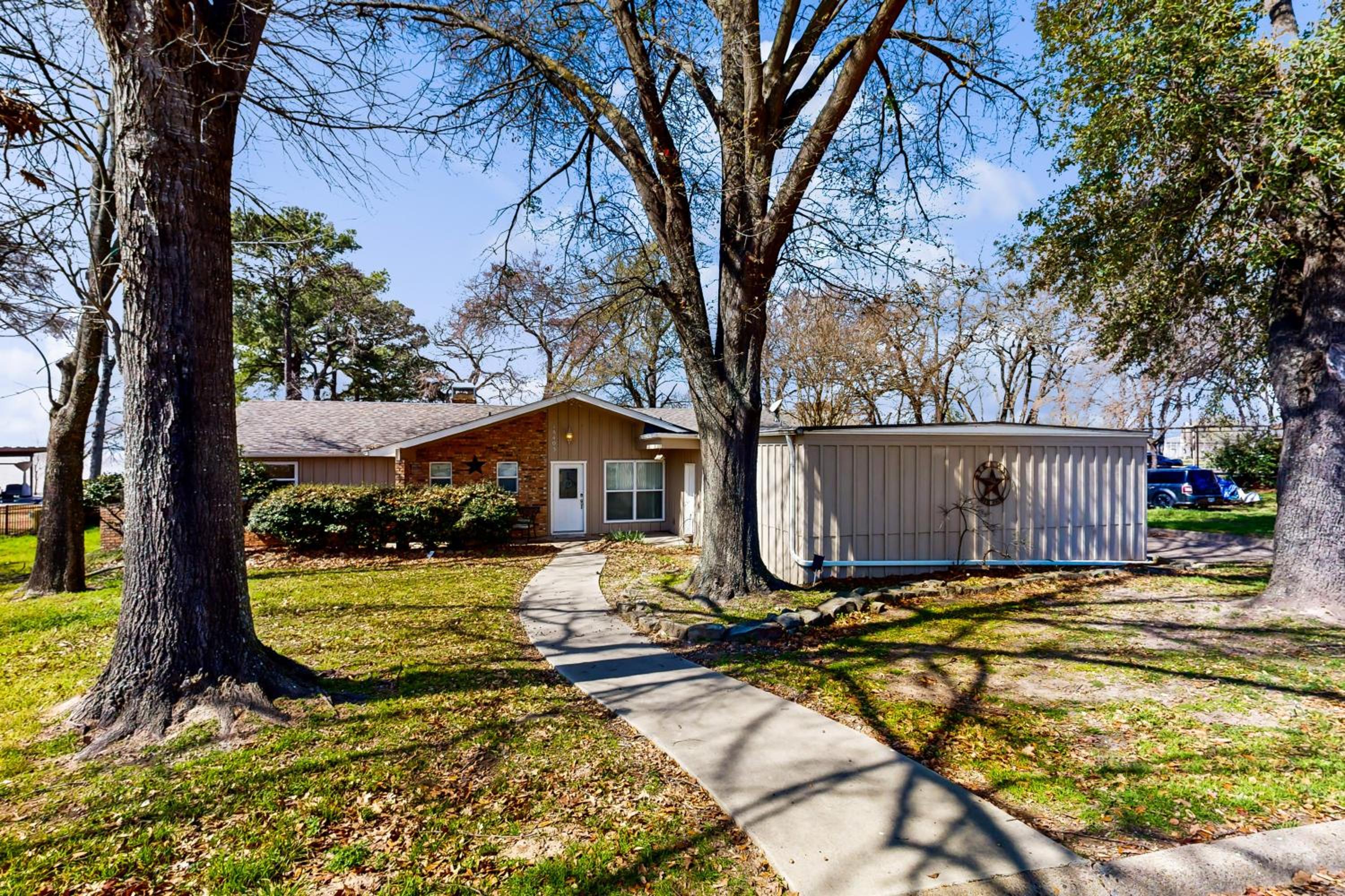 Lakefront 3BR Near Golf with Wraparound Deck and AC