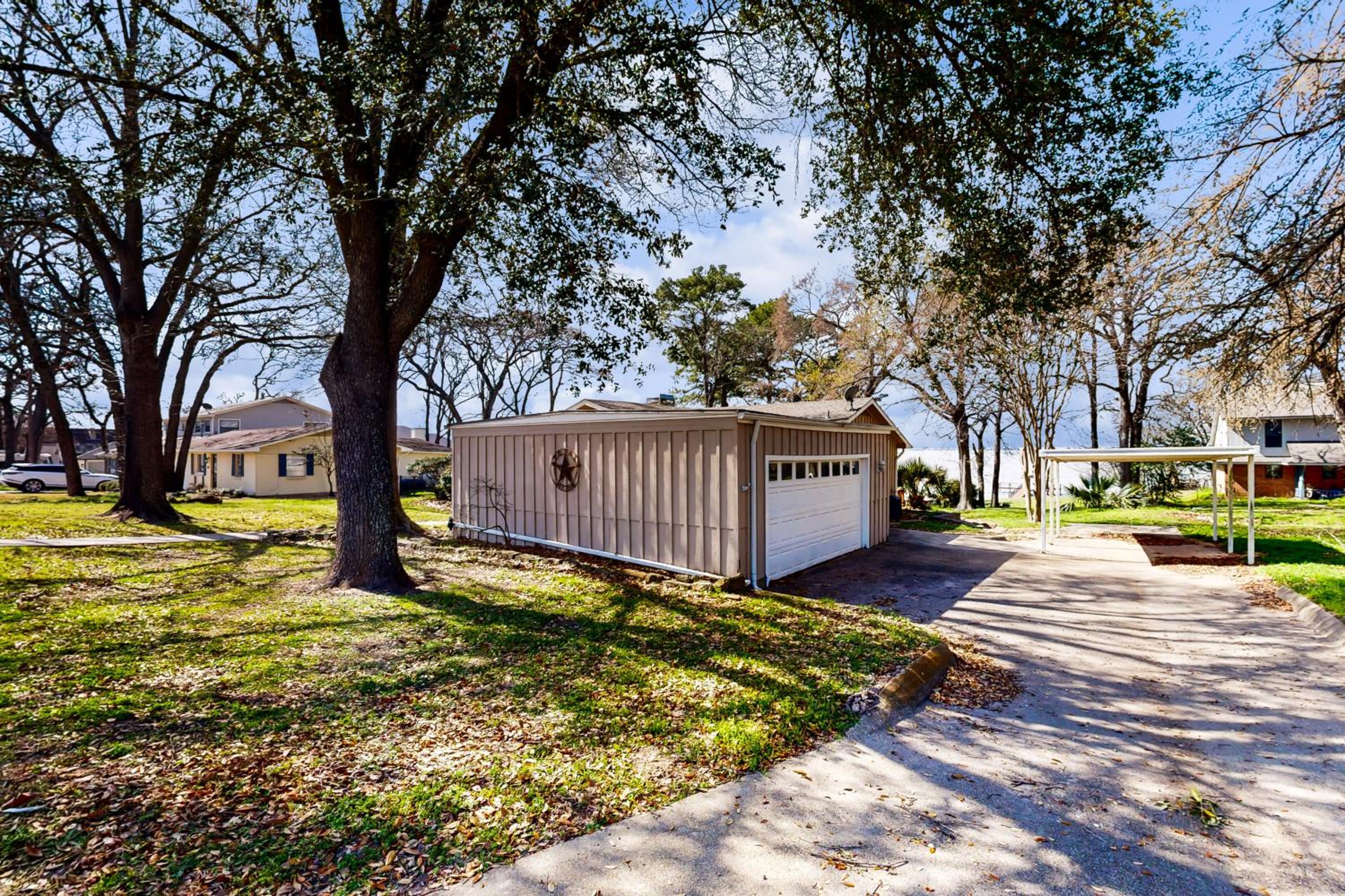 Lakefront 3BR Near Golf with Wraparound Deck and AC