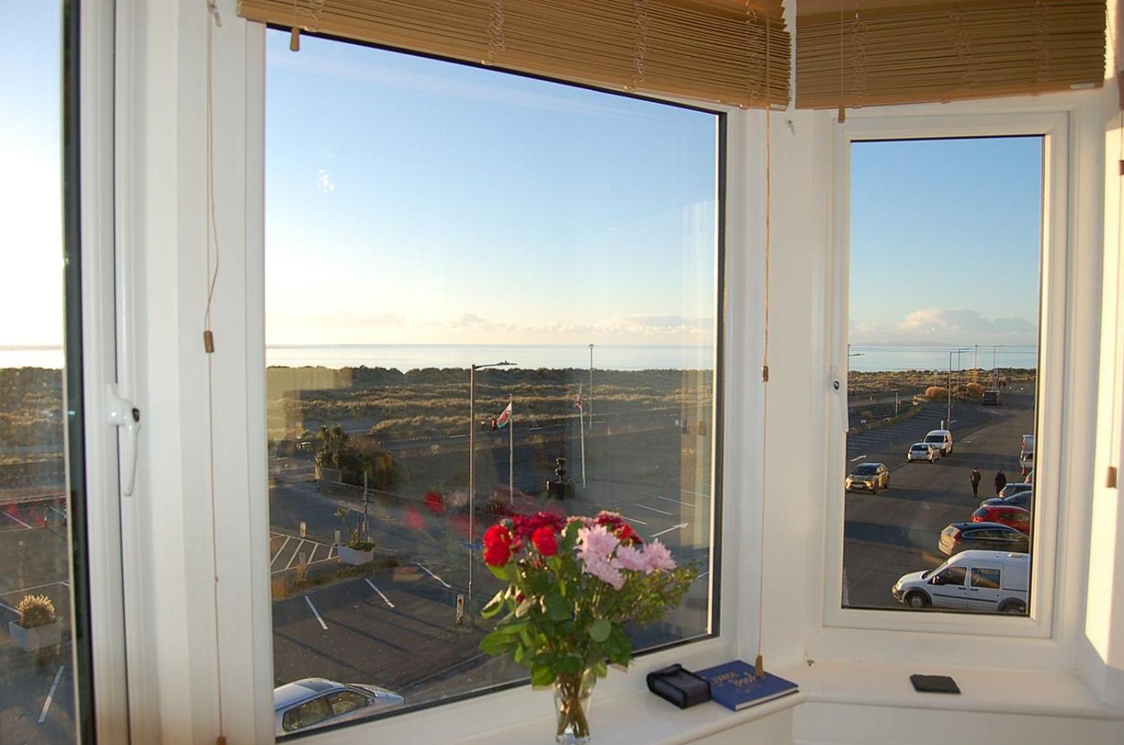 Faiths Apartment With Beach & Coastal Views view 3