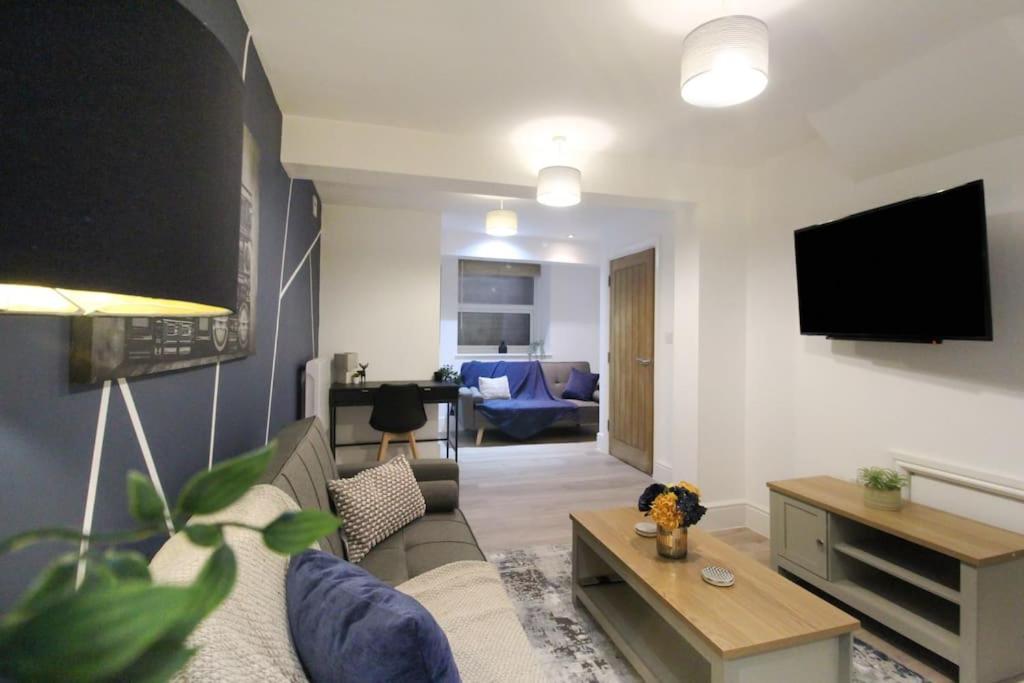 Spacious 1 Bed Apartment 1 Minute Walk from Square view 2