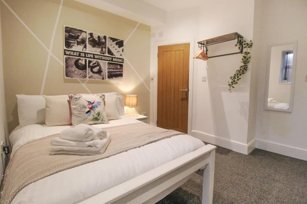 Spacious 1 Bed Apartment 1 Minute Walk from Square view 3