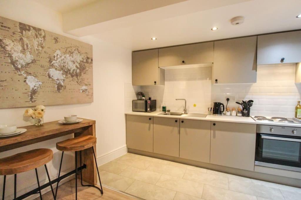 Spacious 1 Bed Apartment 1 Minute Walk from Square view 5
