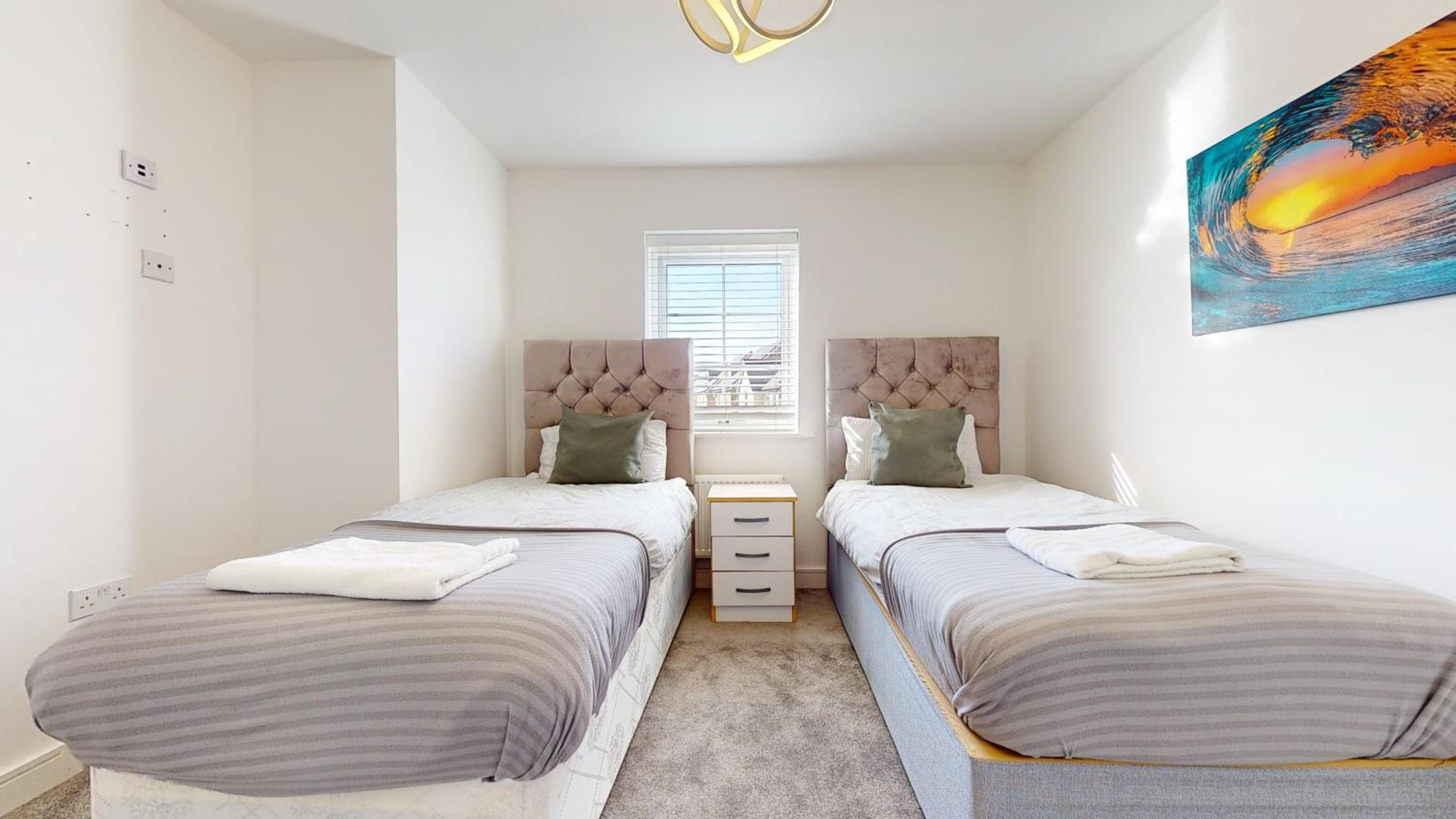Tms Lovely 5-Bed House in Stanford-le-Hope view 3