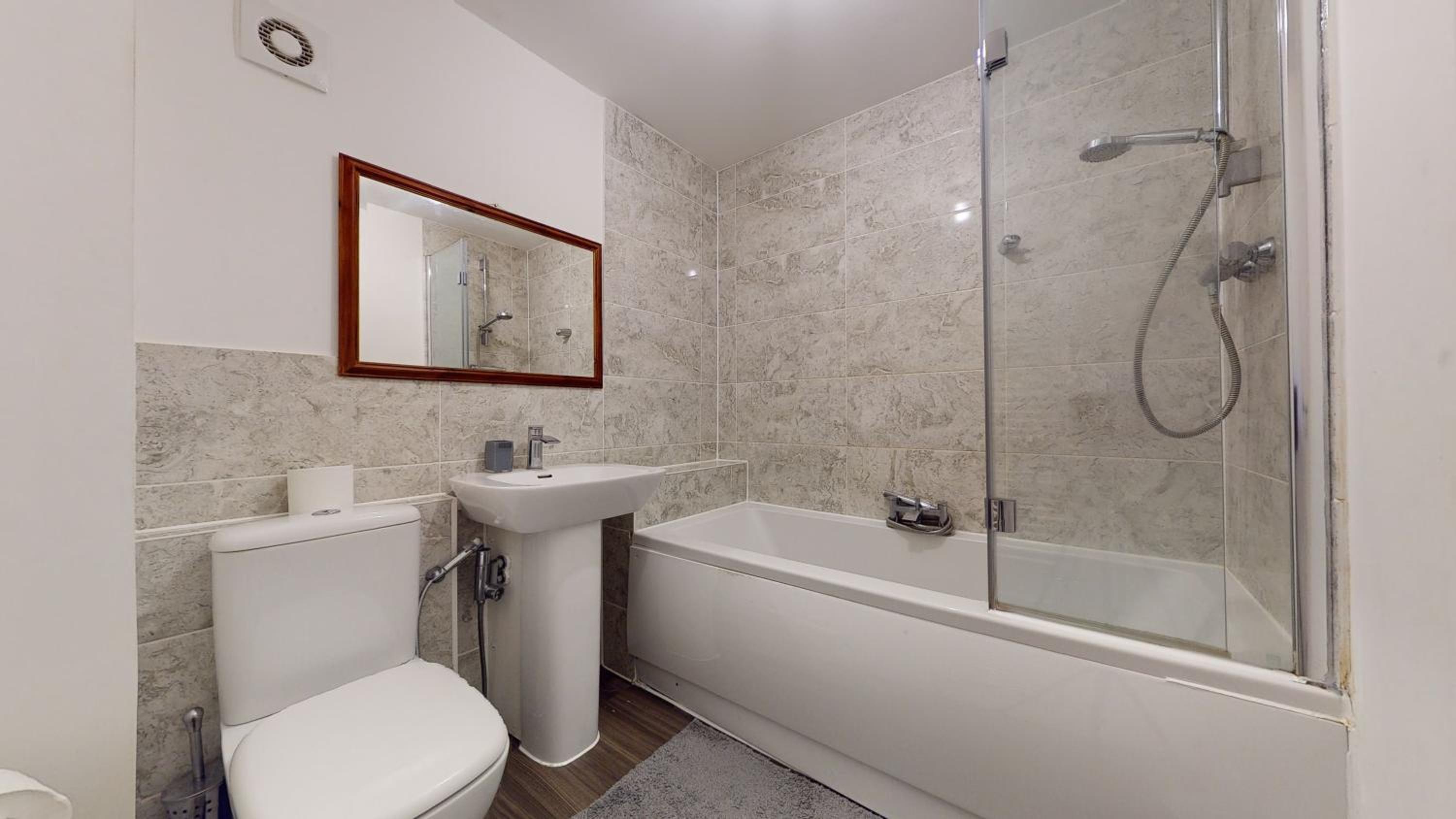 Tms Lovely 5-Bed House in Stanford-le-Hope view 5