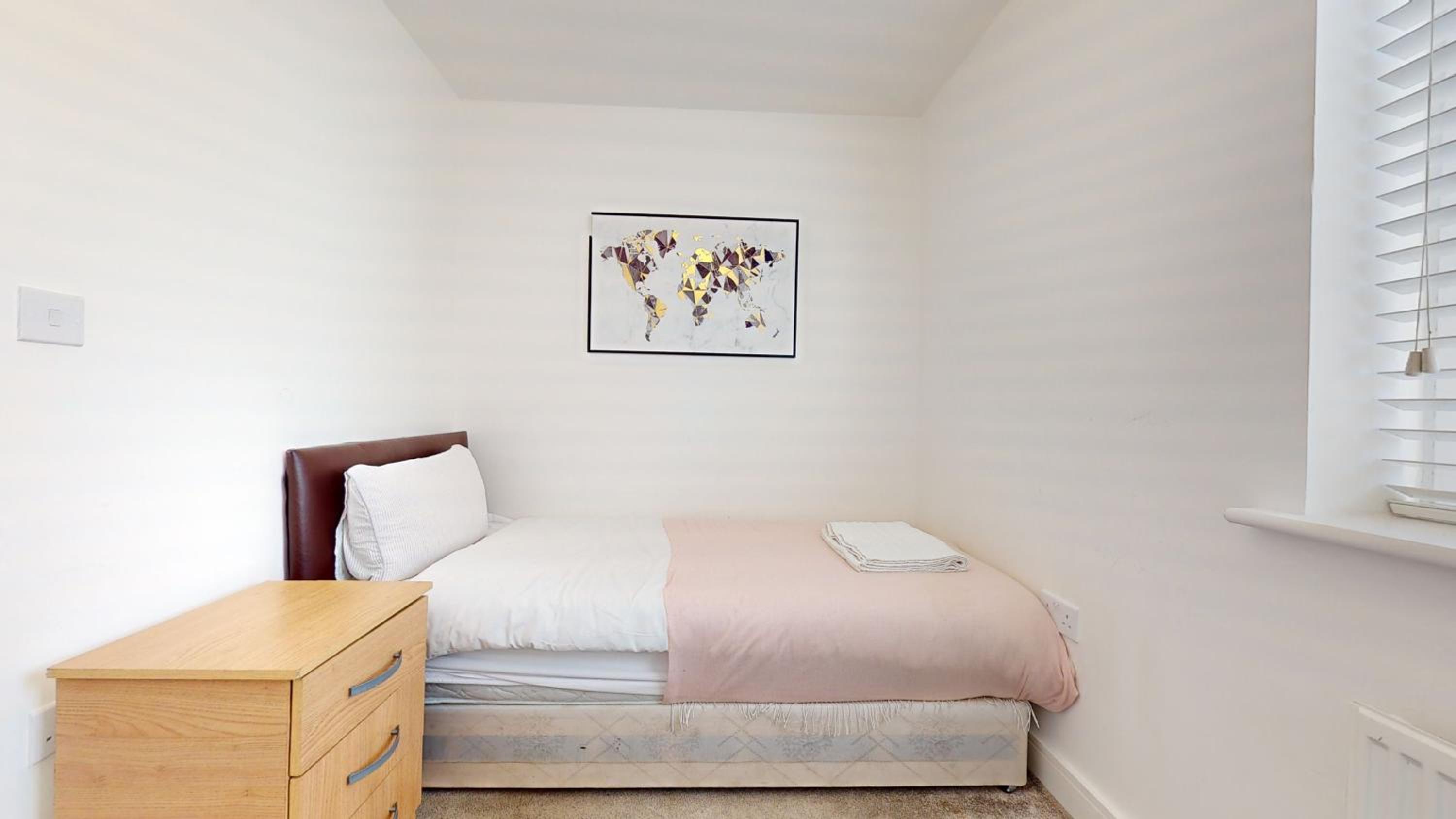 Tms Lovely 5-Bed House in Stanford-le-Hope view 4