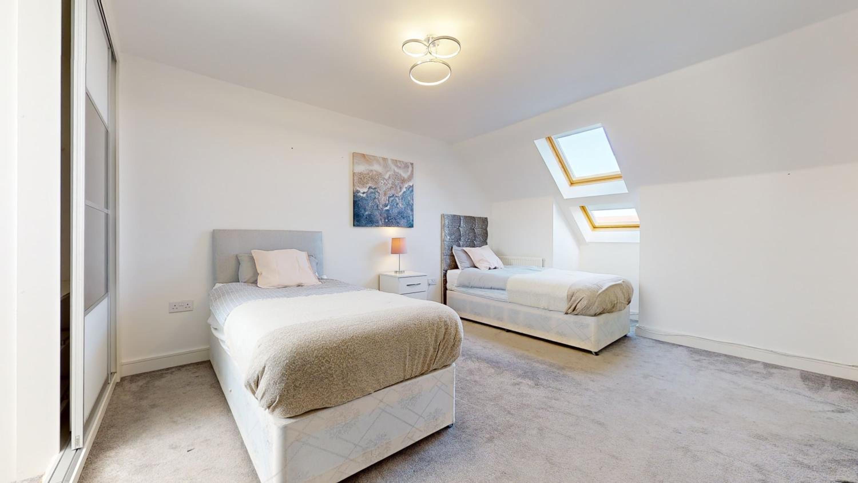 Tms Lovely 5-Bed House in Stanford-le-Hope view 2