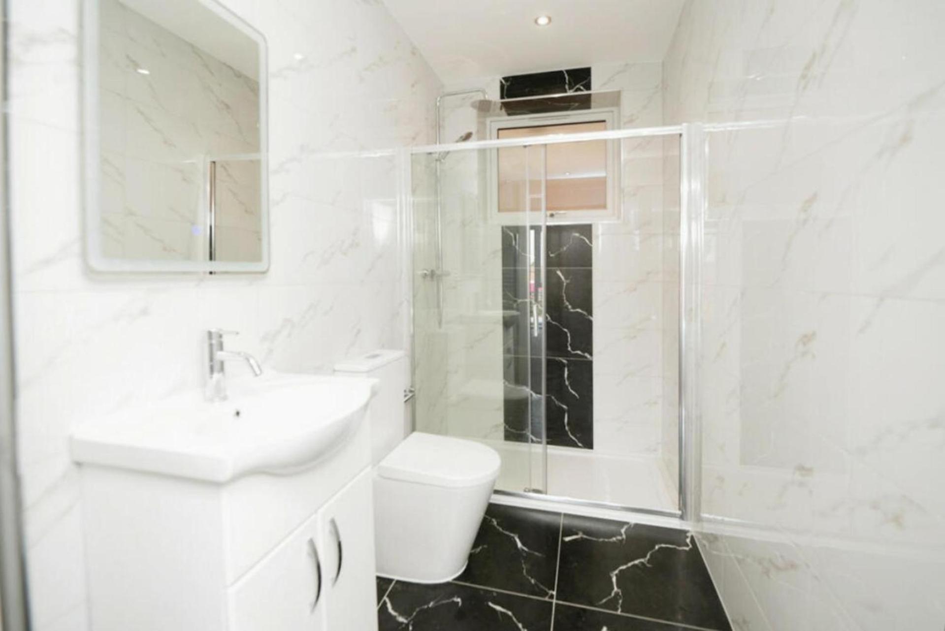 Stunning 2-Bed Apartment in Barking