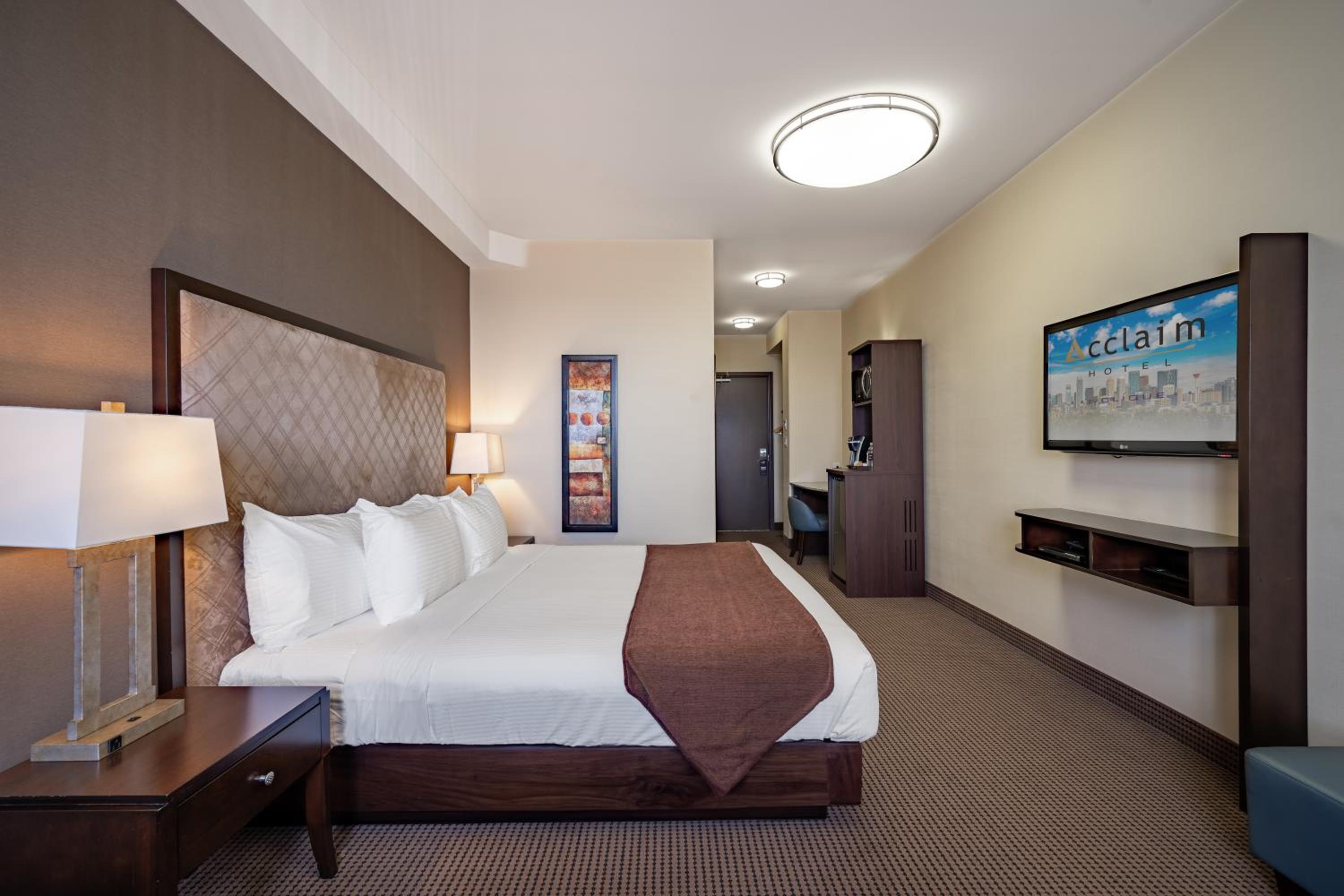 Acclaim Hotel by CLIQUE-3