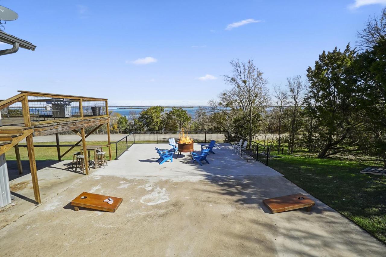 Walk to Lake Whitney Fire Pit BBQ Grill King Bed view 4