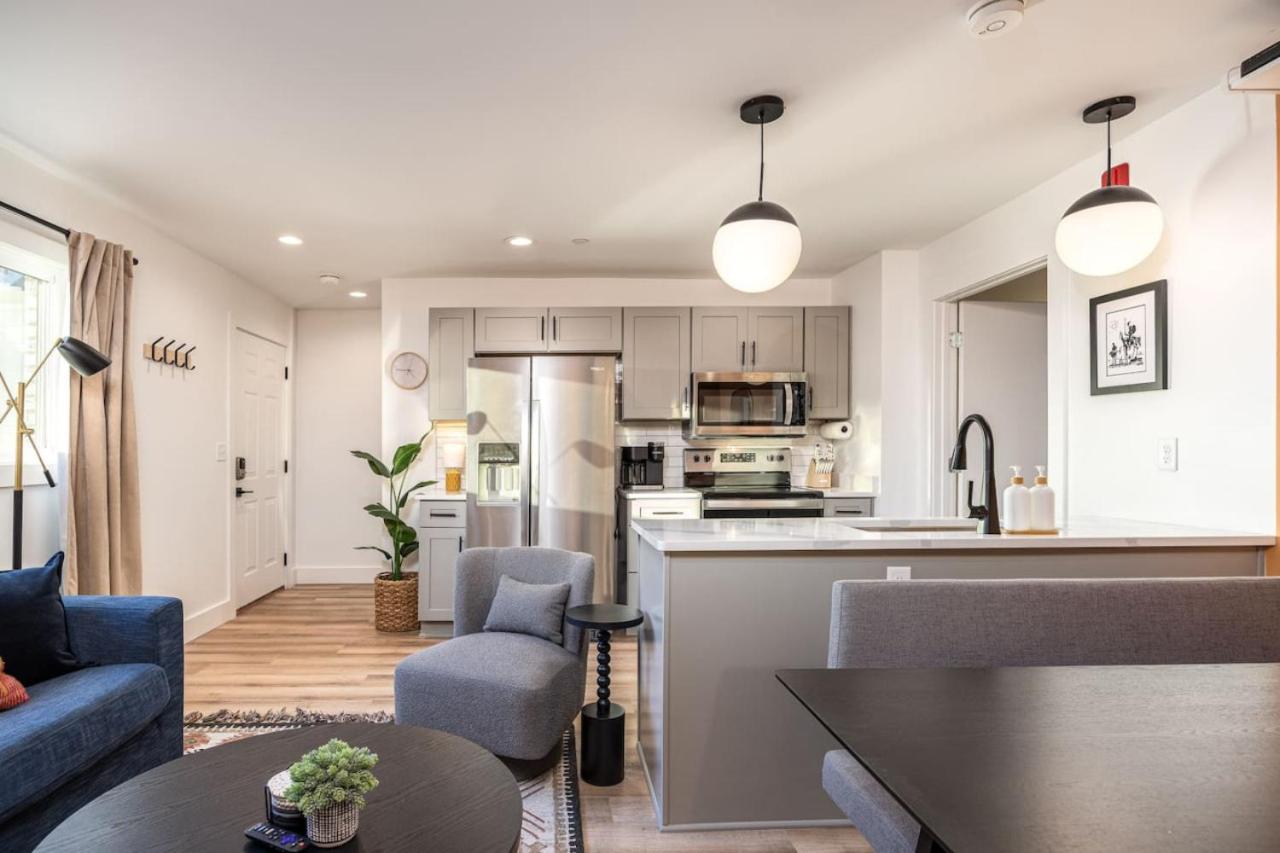 Miscellaneous Market Vacations - 4 Beds 3 Bedroom Updated Condo w Desks Patio and Parking - Property Image 1