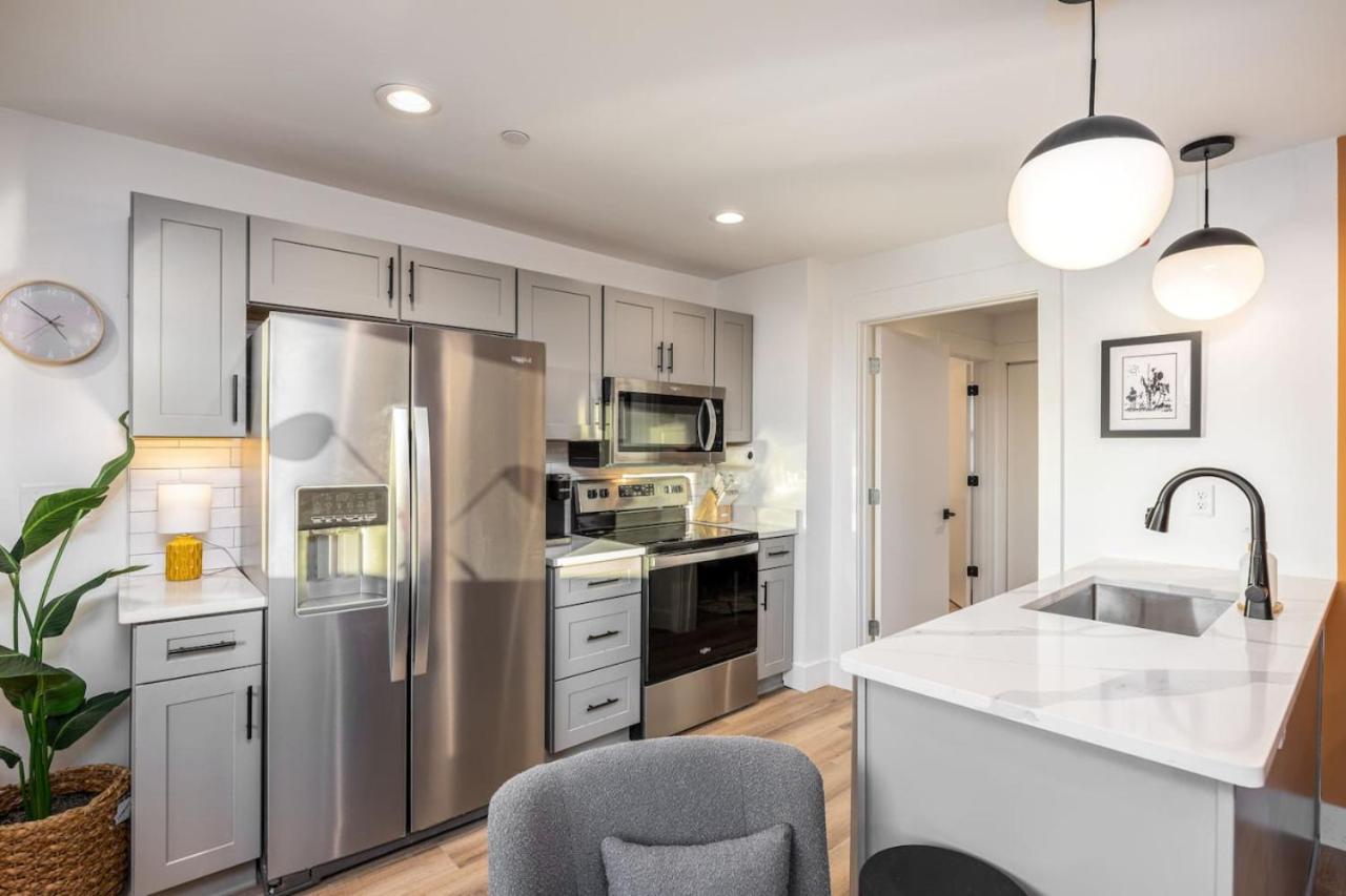 Miscellaneous Market Vacations - 4 Beds 3 Bedroom Updated Condo w Desks Patio and Parking - Property Image 2