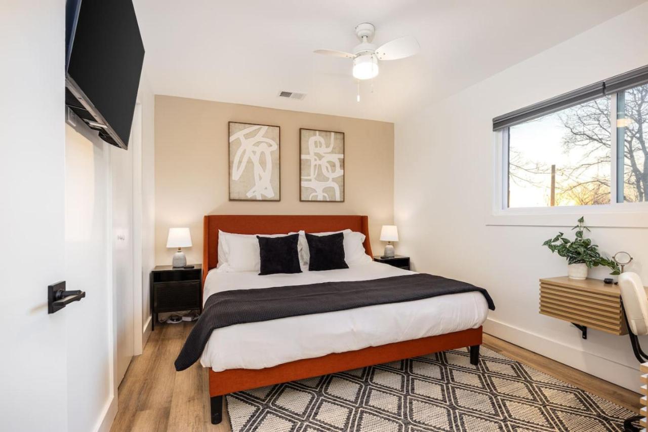 Miscellaneous Market Vacations - 4 Beds 3 Bedroom Updated Condo w Desks Patio and Parking - Property Image 3