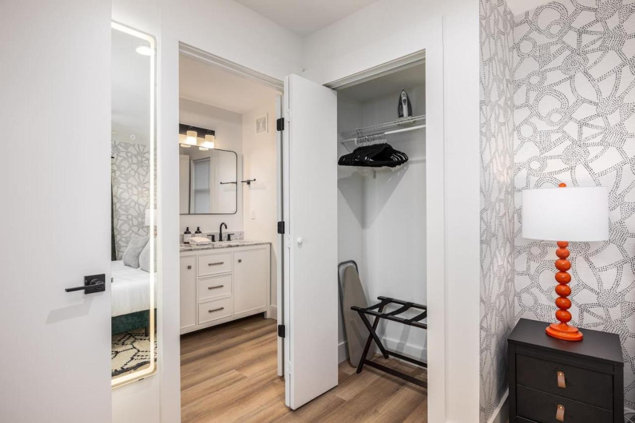 4 Beds 3 Bedroom Updated Condo w Desks Patio and Parking - Property Image 8