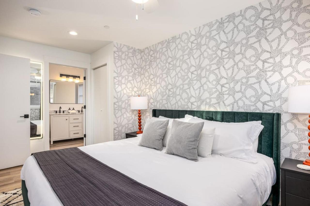 4 Beds 3 Bedroom Updated Condo w Desks Patio and Parking - Property Image 11