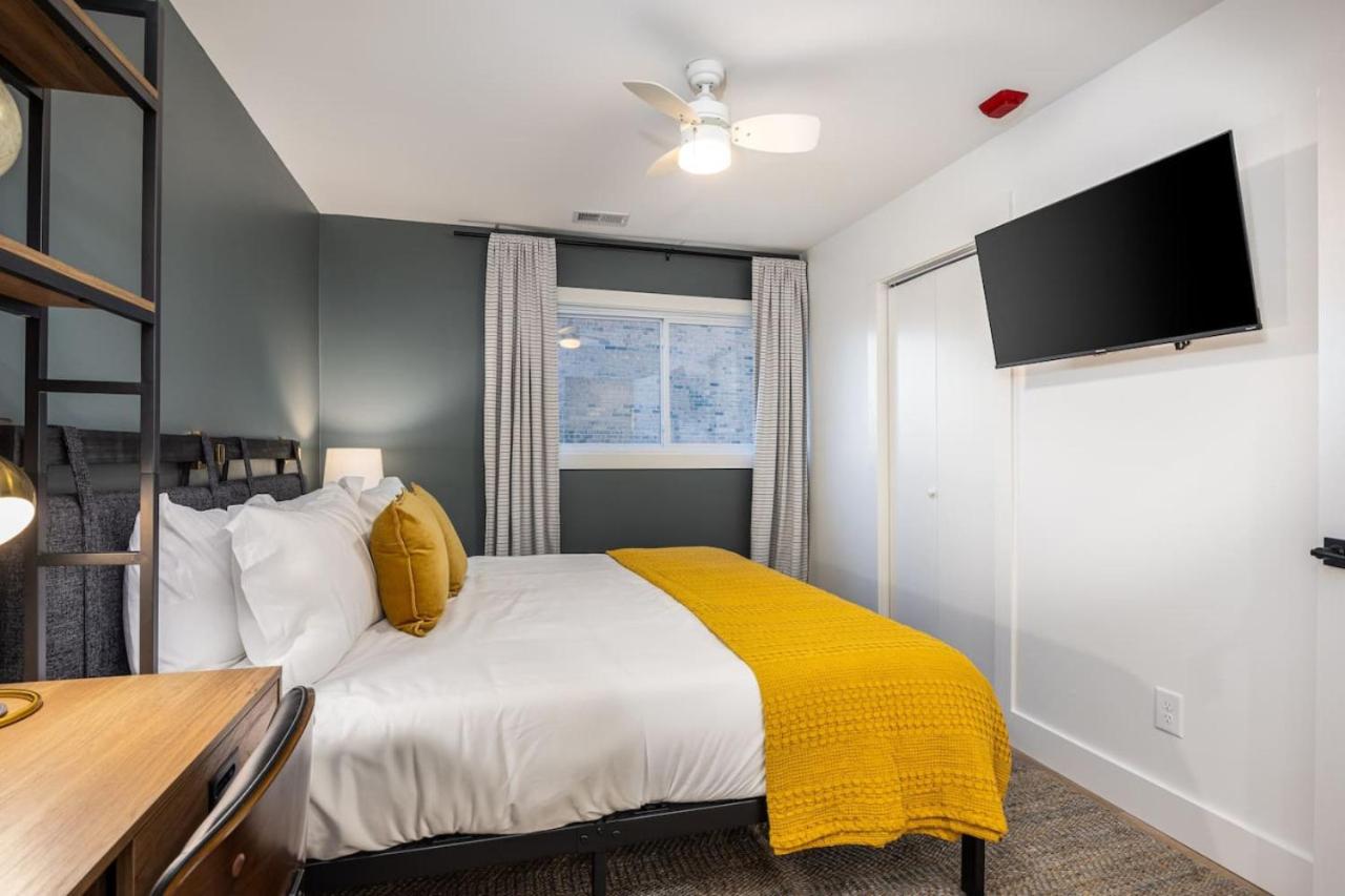 4 Beds 3 Bedroom Updated Condo w Desks Patio and Parking - Property Image 3