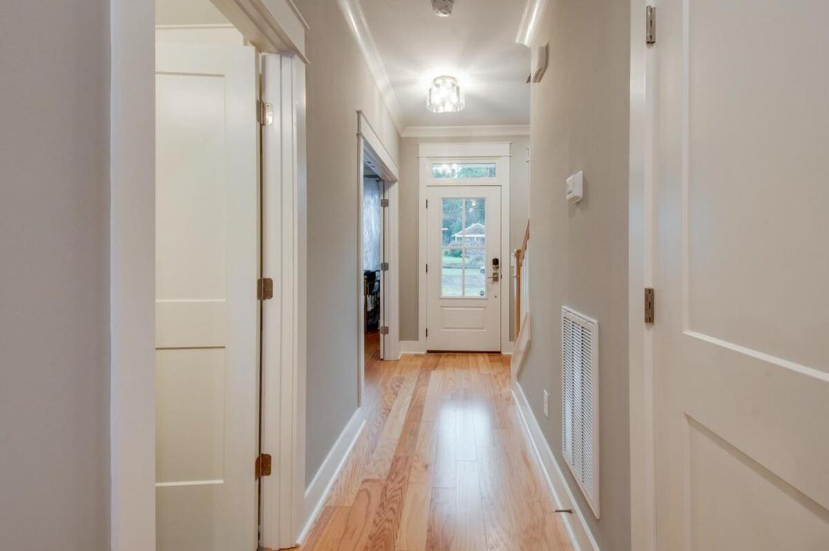 Booking Fast 12 Beds Large Yard Free Parking view 5