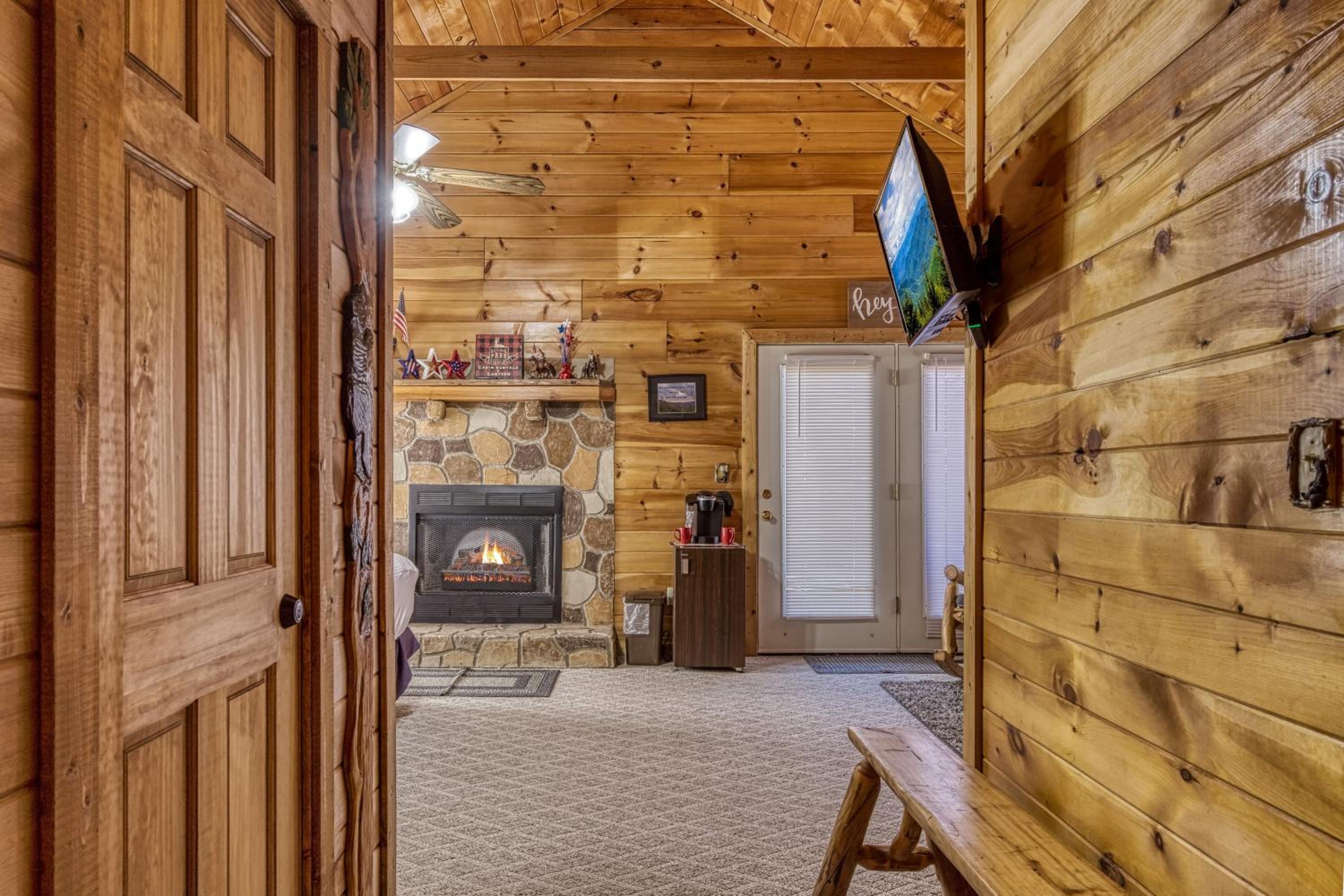 American Spirit, Free Tickets, Hot Tub, WIFI, Cozy Cabin Retreat in the Smokies Comfort & Fun!