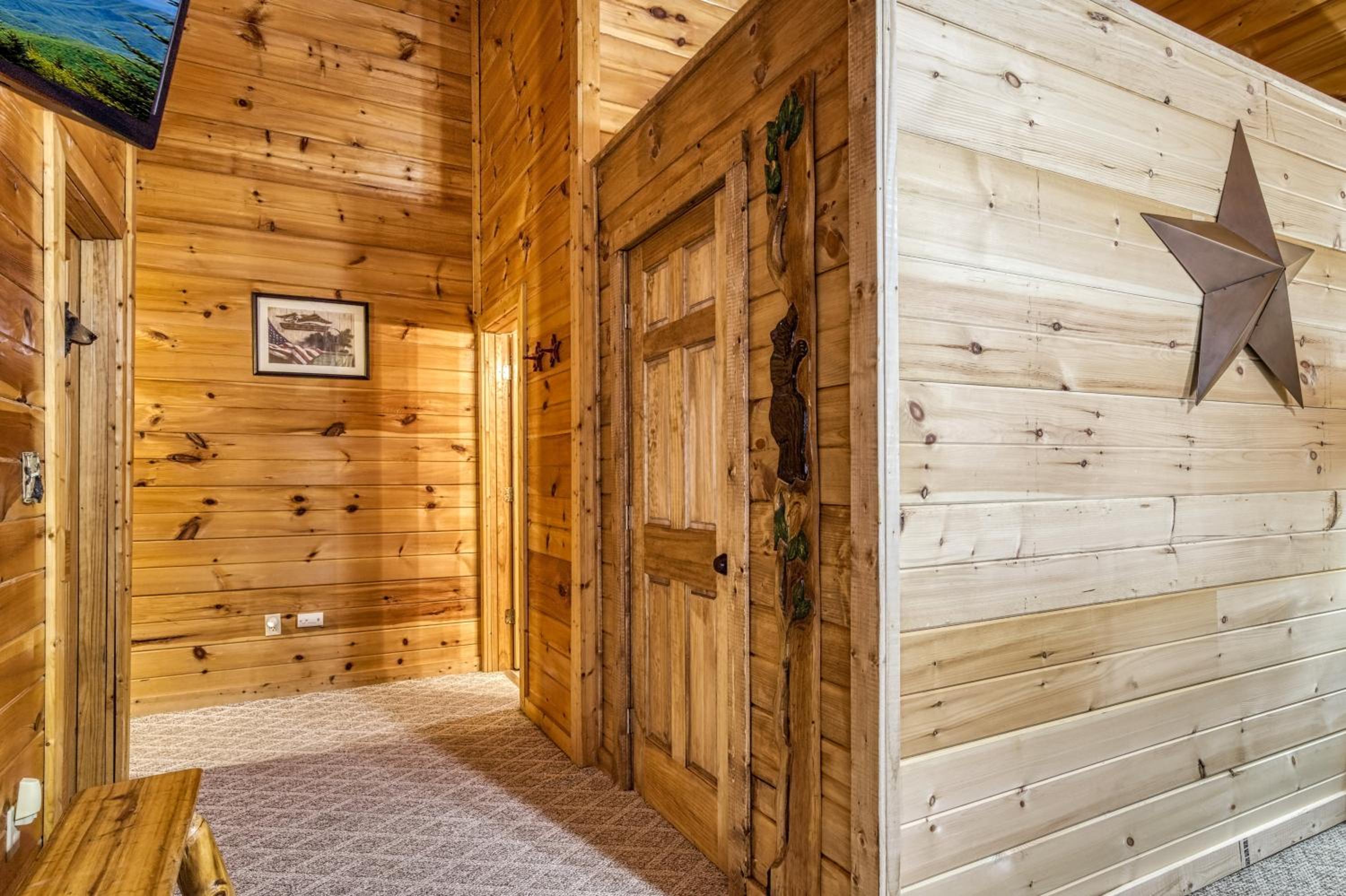American Spirit, Free Tickets, Hot Tub, WIFI, Cozy Cabin Retreat in the Smokies Comfort & Fun!
