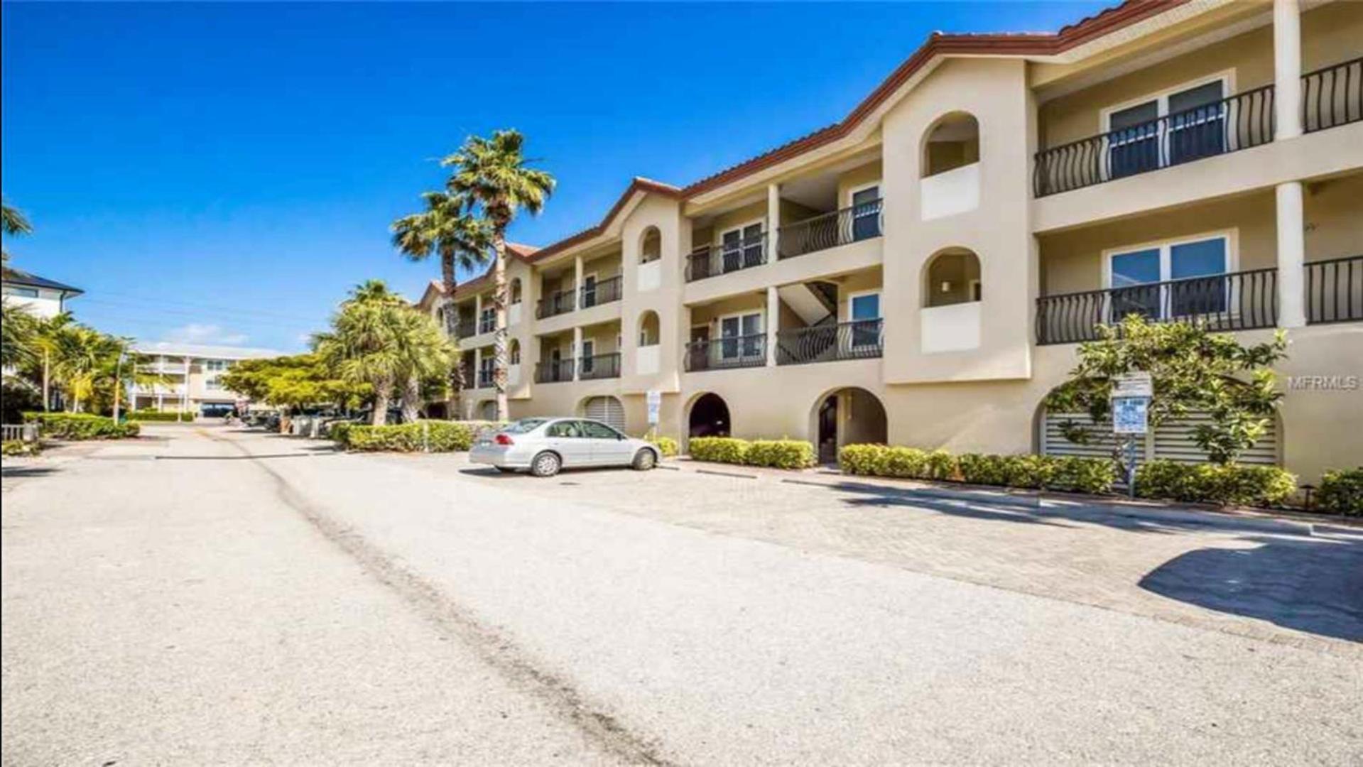 Luxury Condo near White Sandy Beaches - 2 Min Walk