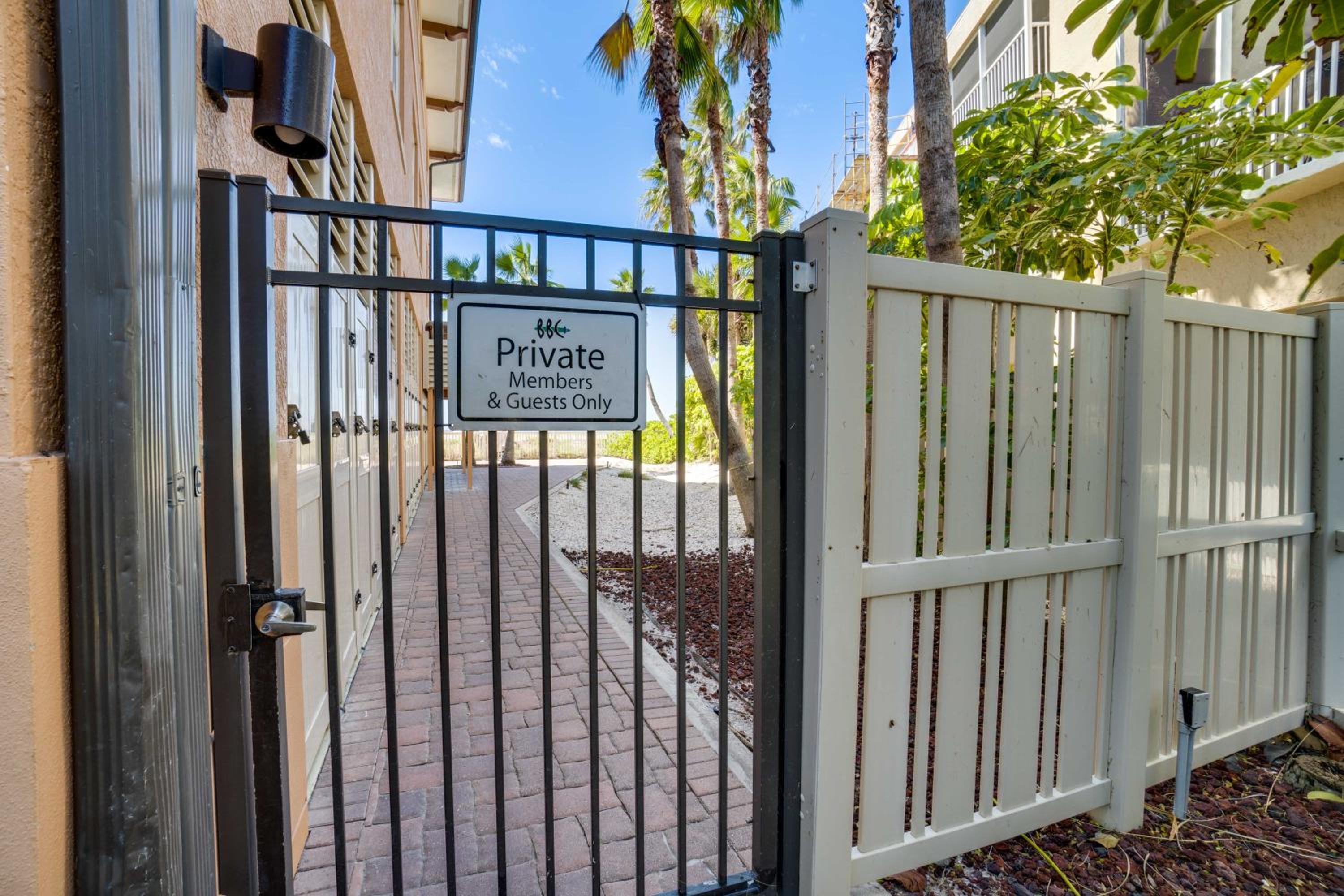 Luxury Condo near White Sandy Beaches - 2 Min Walk
