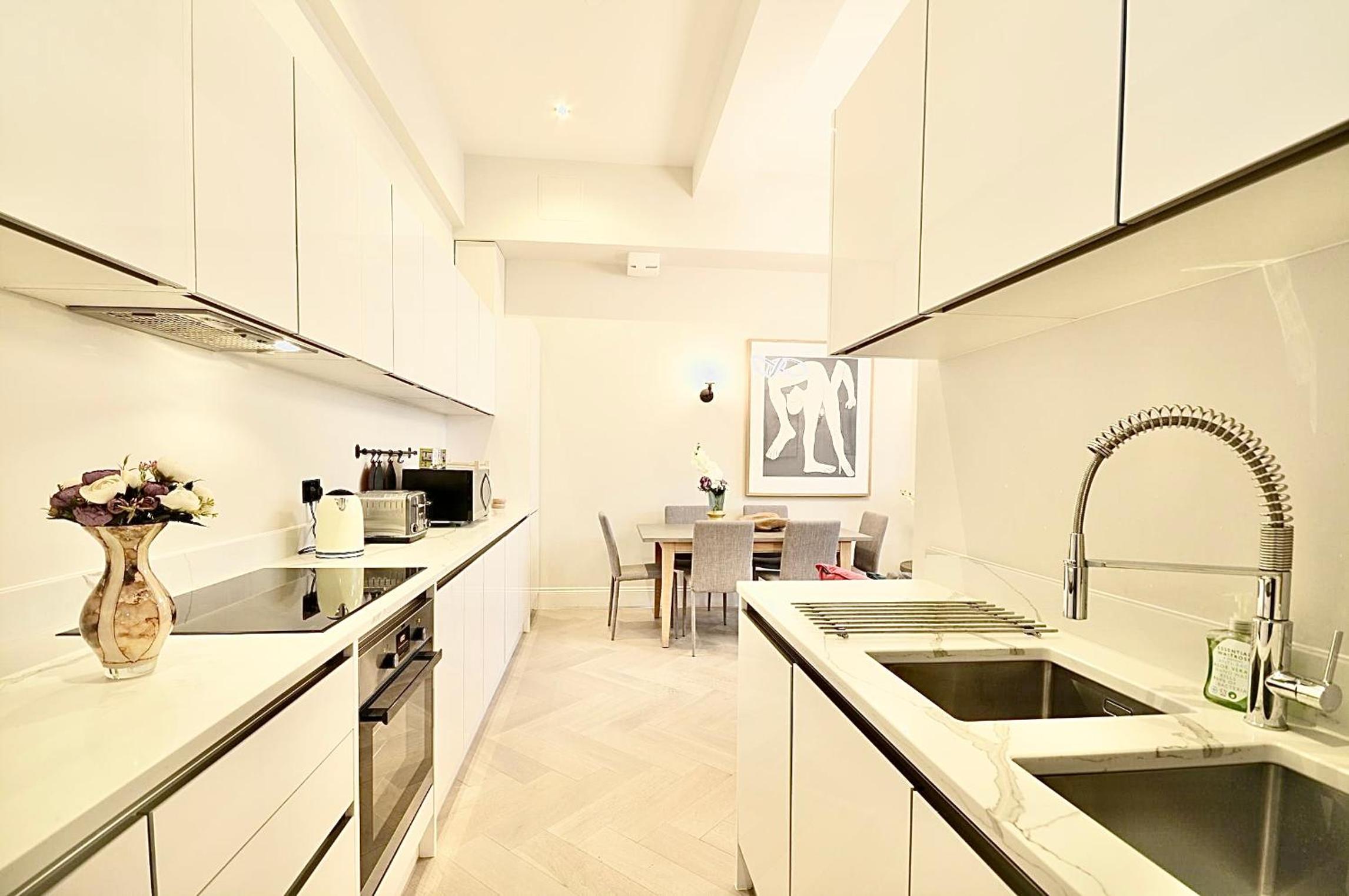 Fulham Townhouse, 2 Baths, Parking, Breakfast