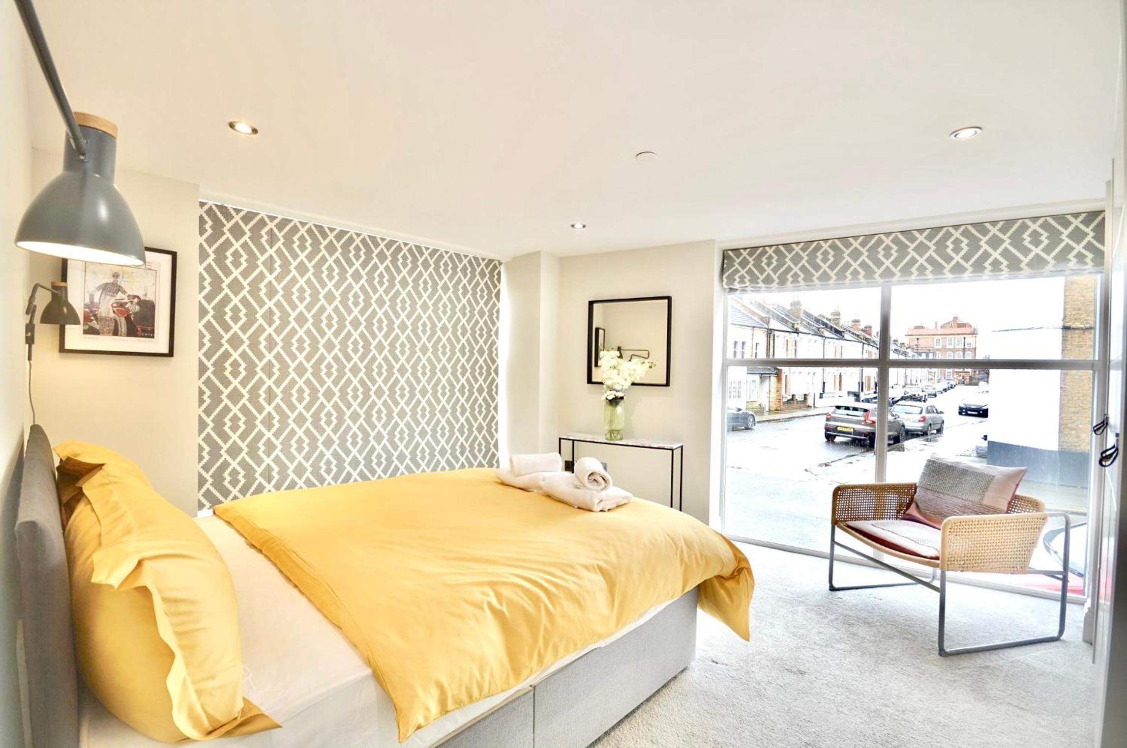 Fulham Townhouse, 2 Baths, Parking, Breakfast