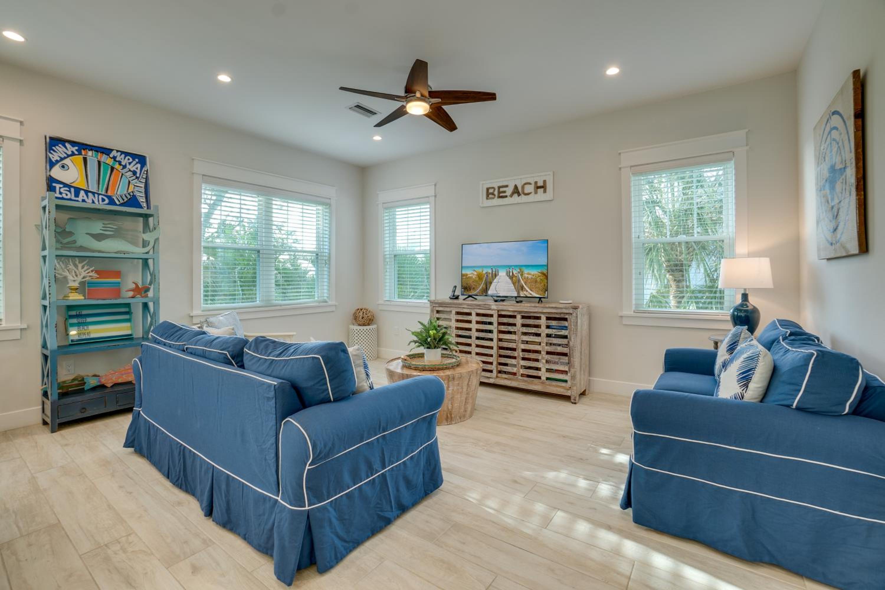 4 bed and 3 and half bath private heated pool spa and rooftop deck 5 minutes from the beach view 3