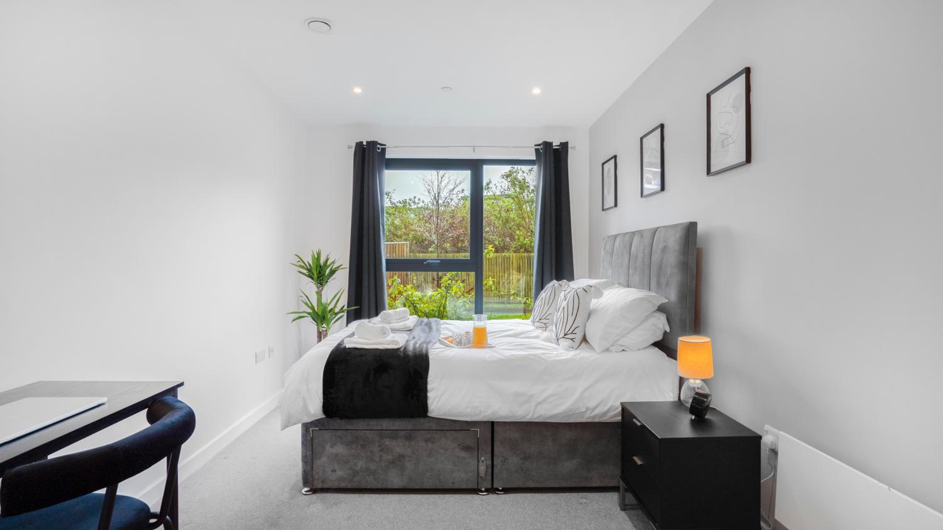 Axium Escape- 2 bed apartment, Birmingham City Centre view 2
