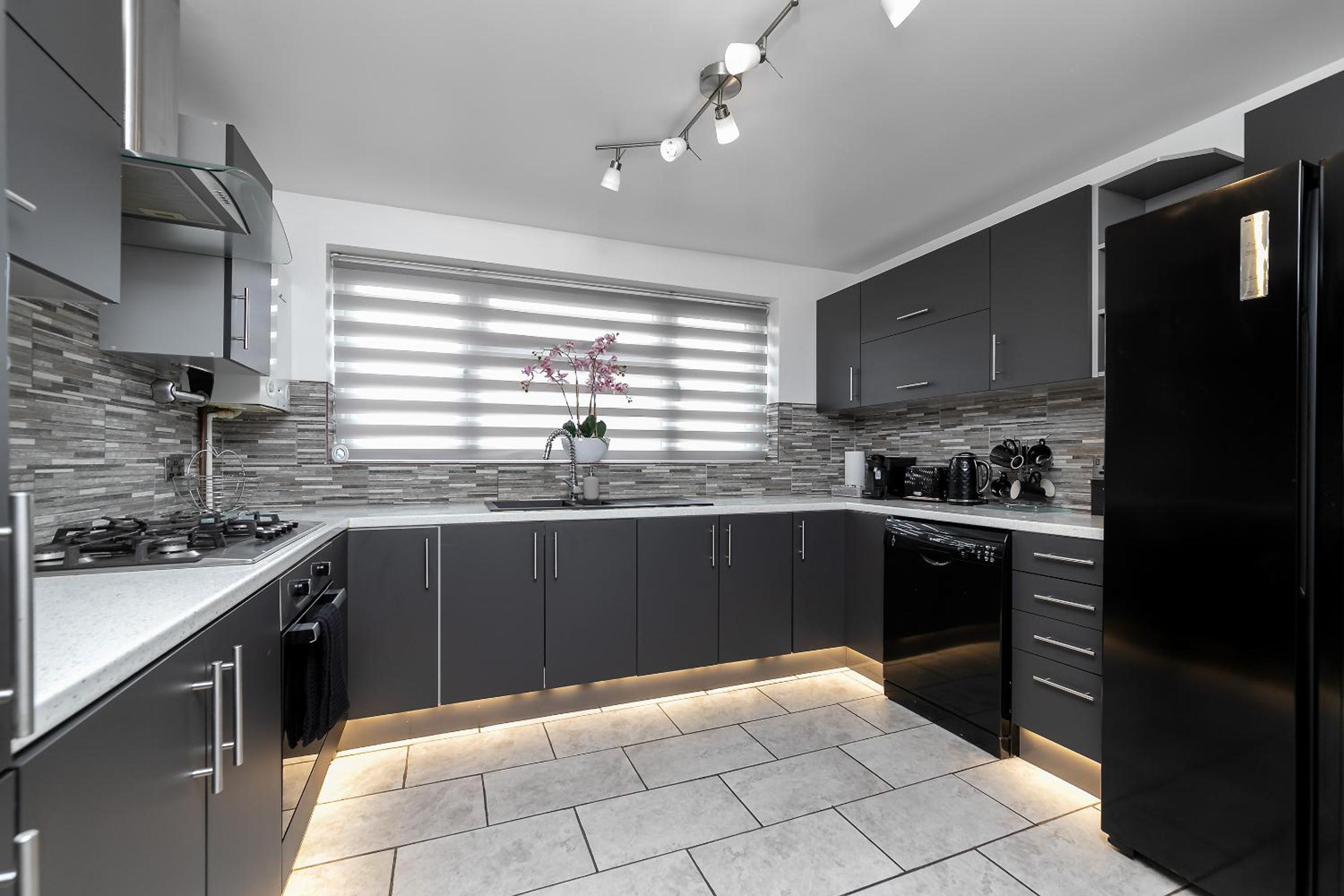 Contractors Dream~POOL TABLE~Close to Luton Airport~Three Double Bedrooms view 5