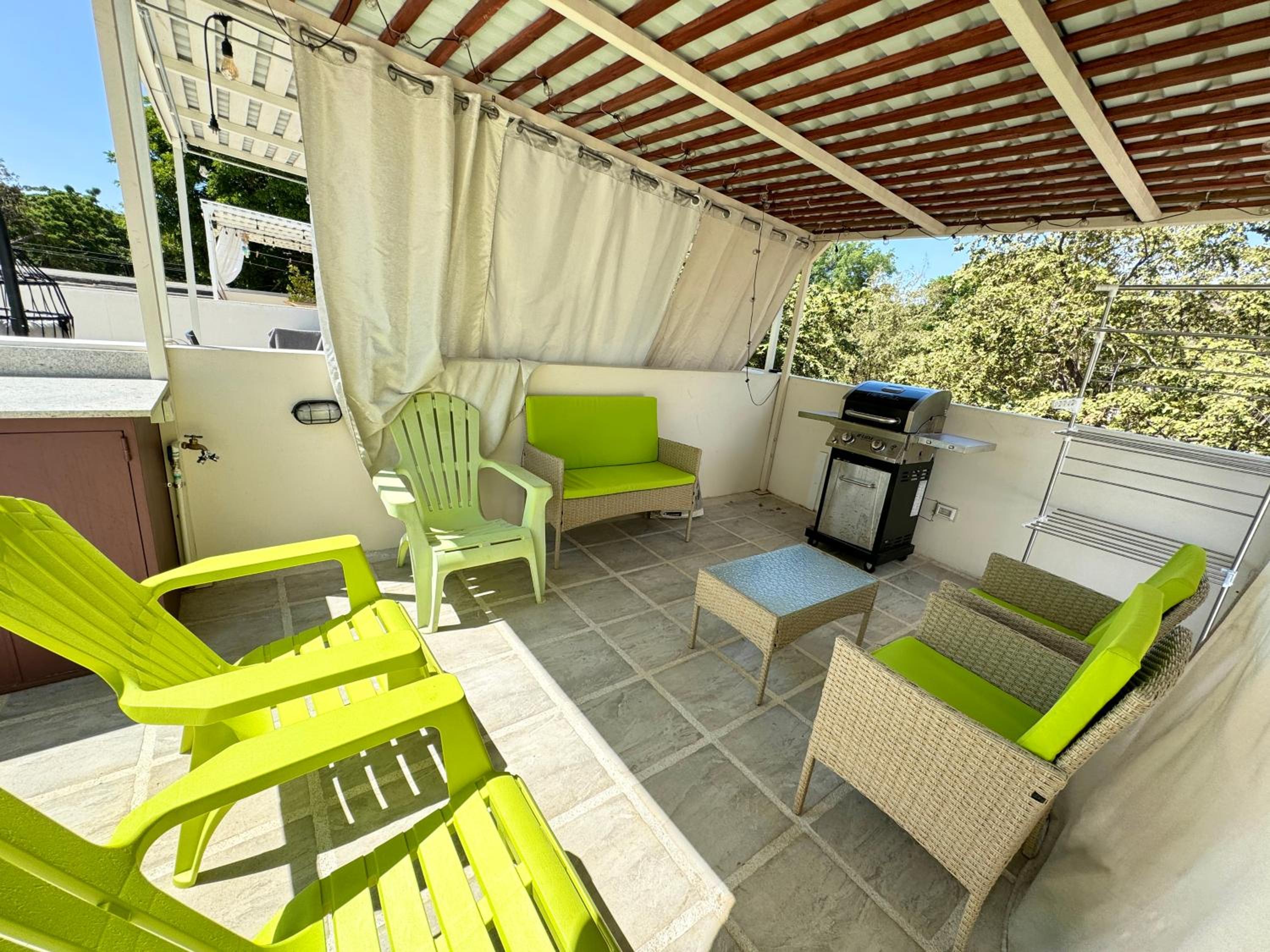 Parakeet Paradise 2nd floor Condo with Rooftop