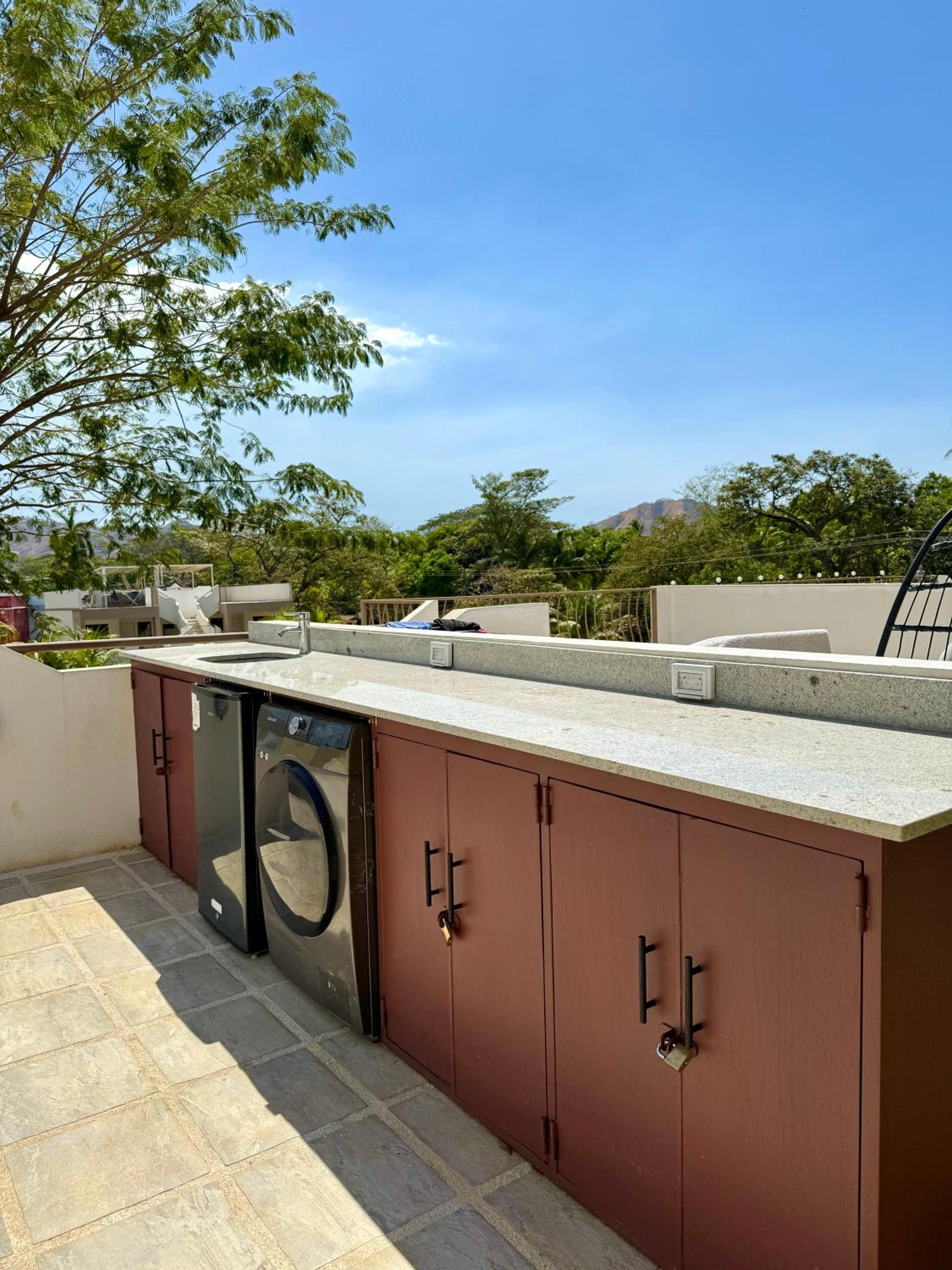 Parakeet Paradise 2nd floor Condo with Rooftop