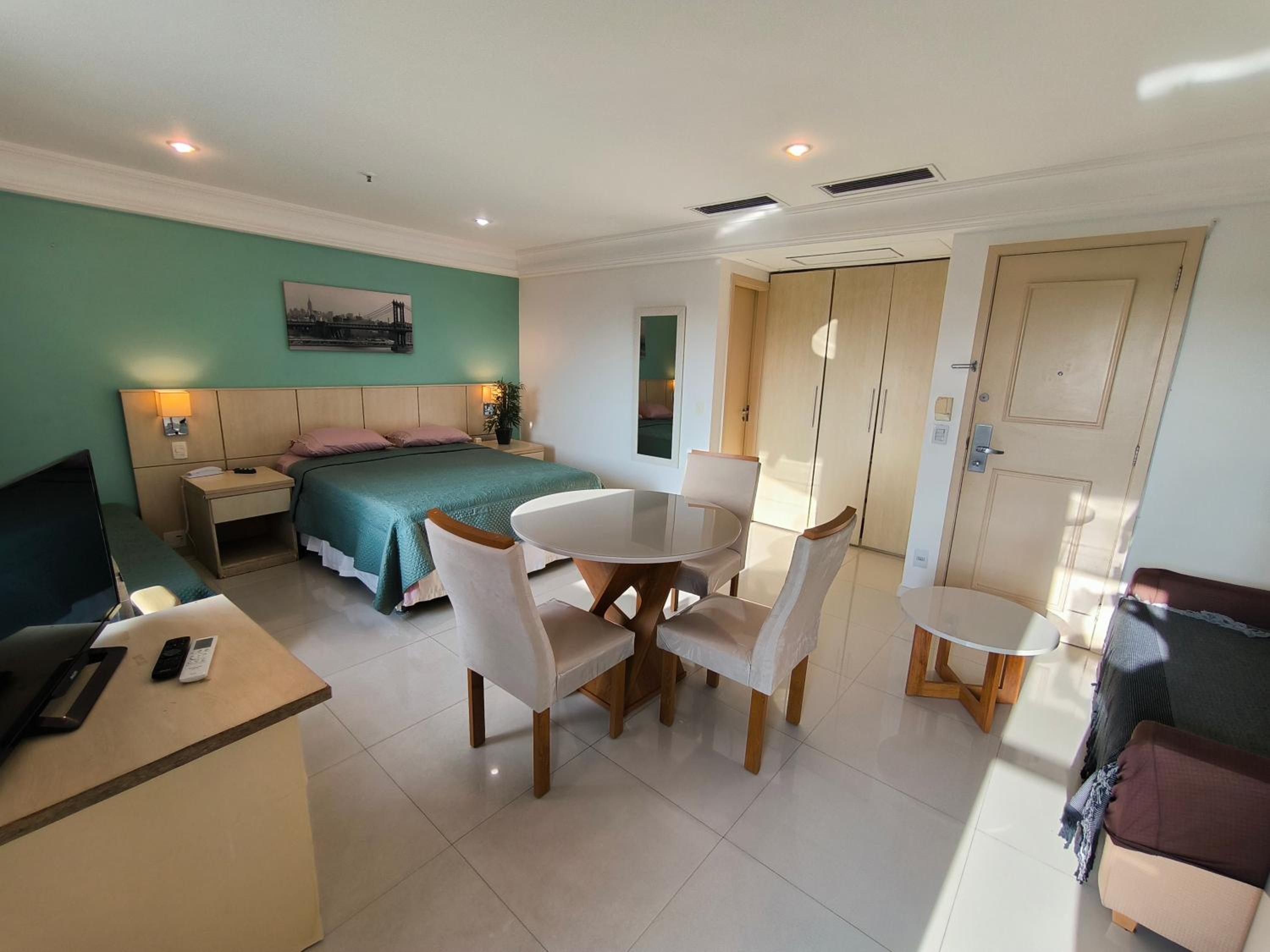 Barra Prime Flats, Ed Mediterrâneo, wi-fi 400Mb, balsa pra praia grátis, ar condicionado novo!