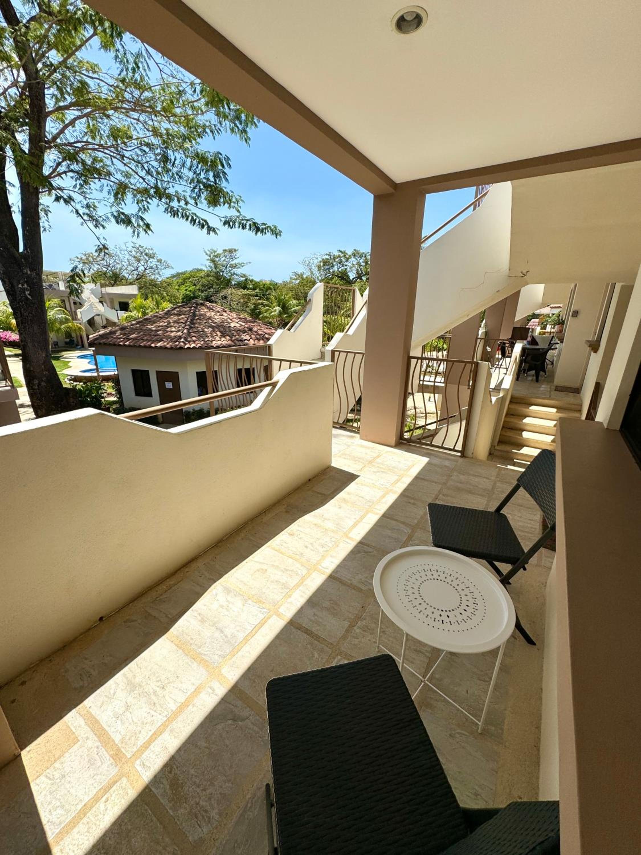Parakeet Paradise 2nd floor Condo with Rooftop