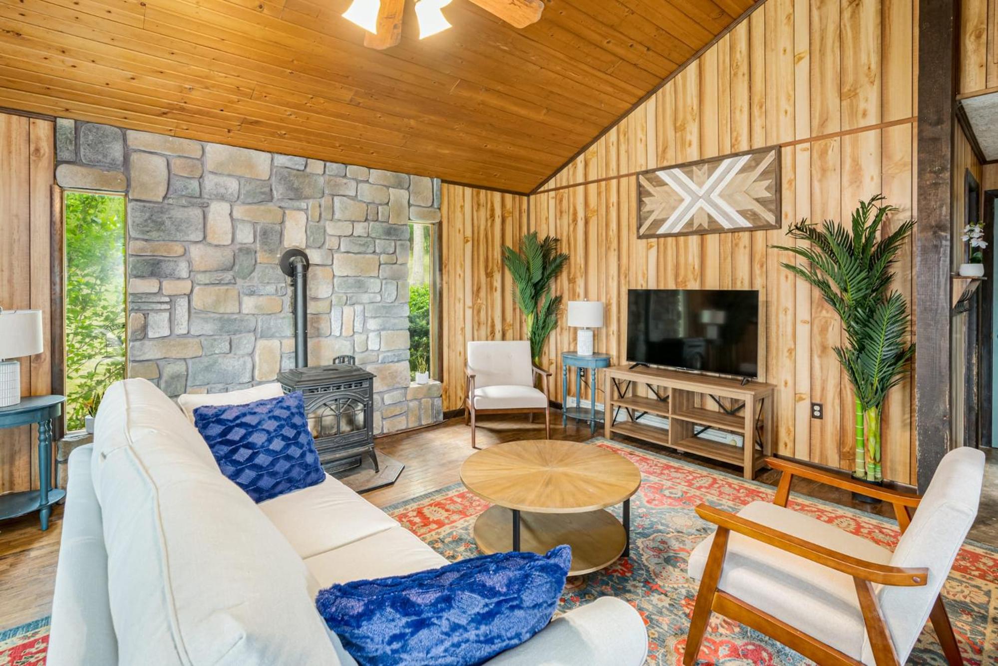 Modern w Mountain Views, Hot Tub, Deck & Fire Pit view 5
