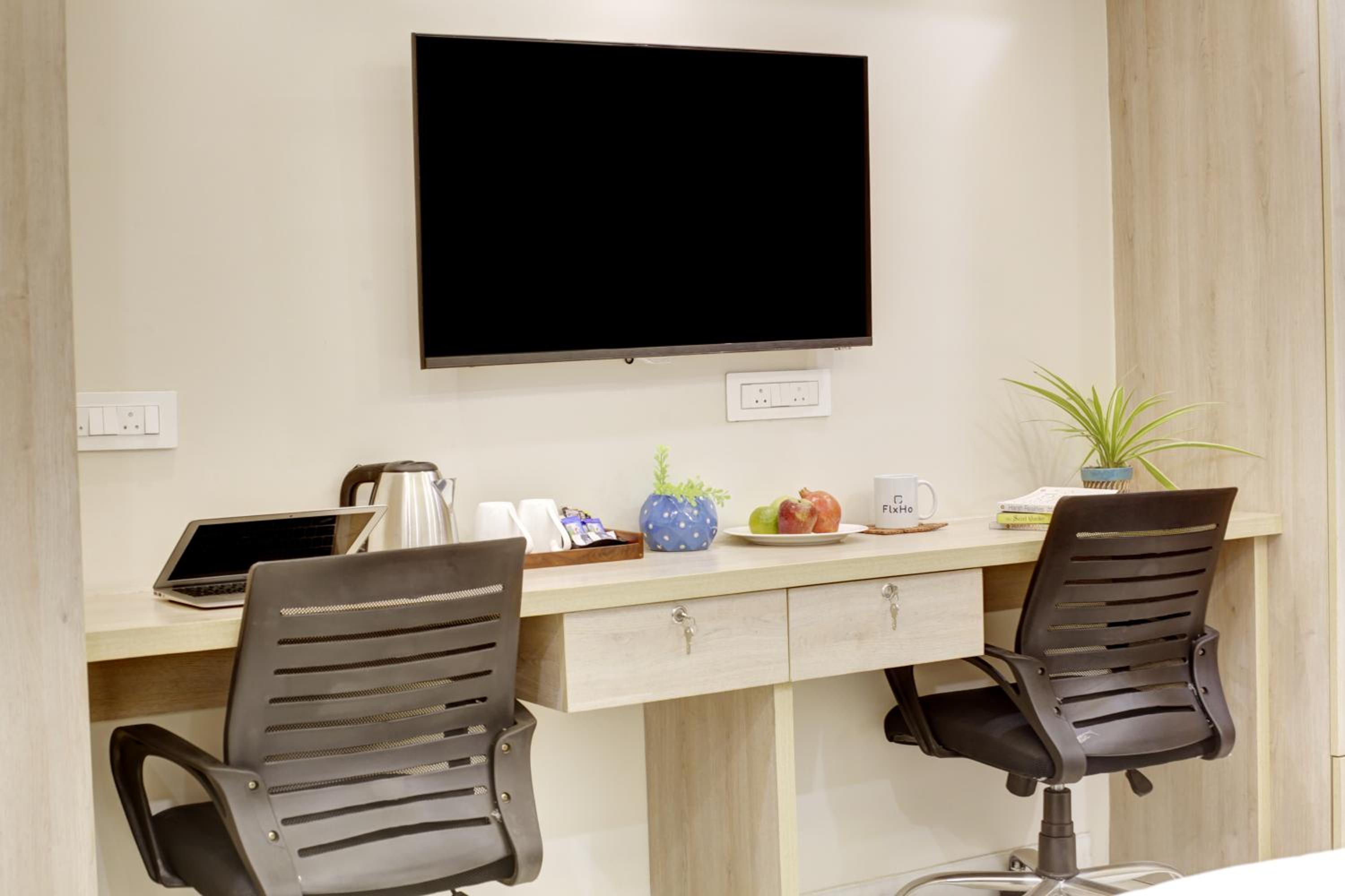FlxHo Quad - Luxury Studio Apart Hotel DLF Cyber City view 3
