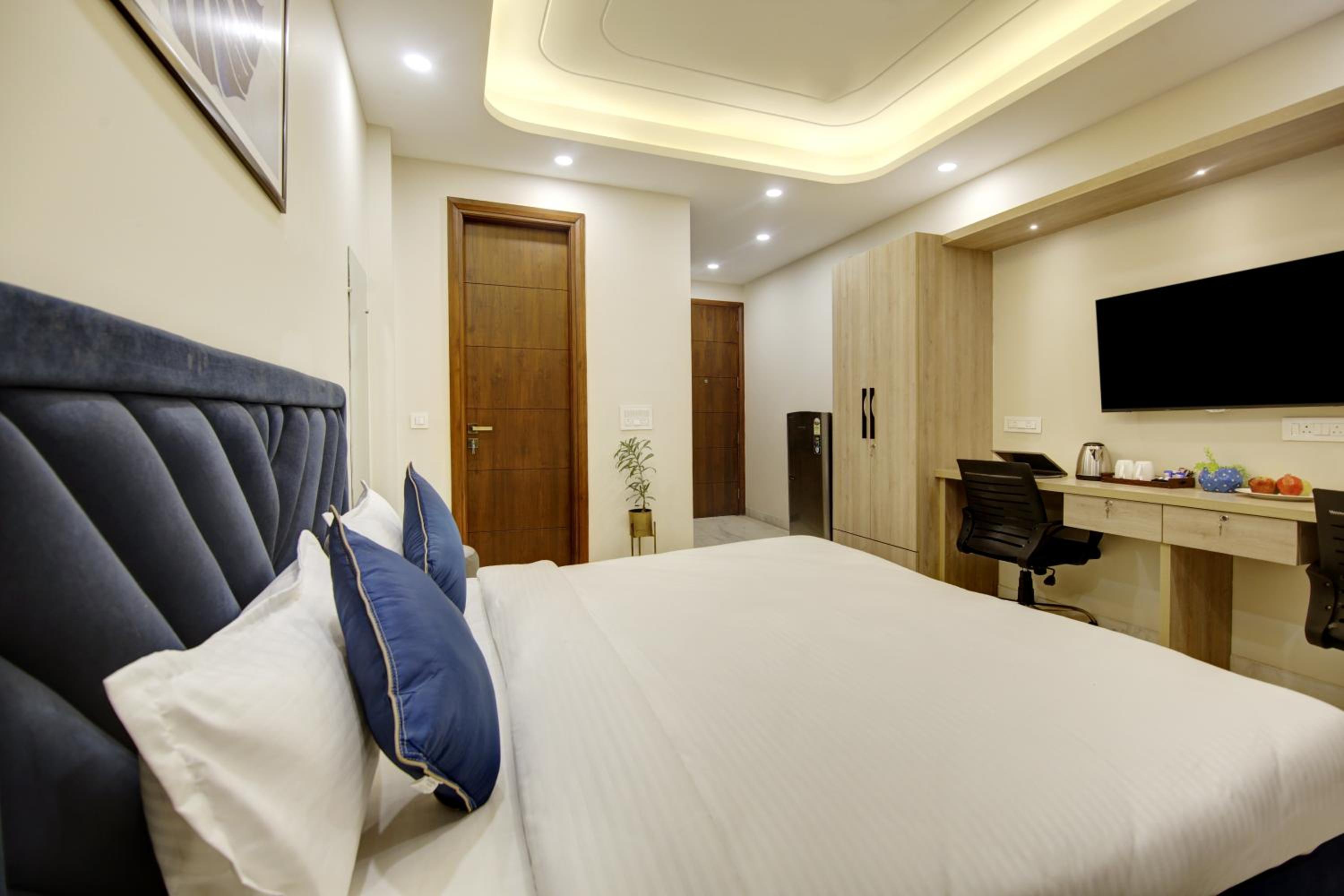 FlxHo Quad - Luxury Studio Apart Hotel DLF Cyber City view 2
