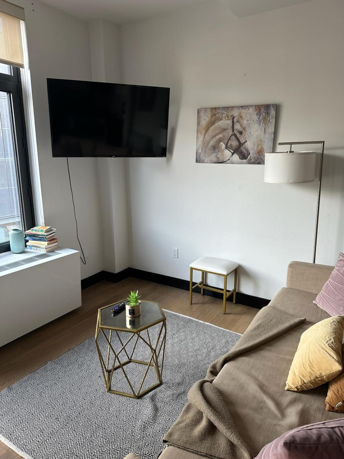 Cozy Loft at Chelsea West