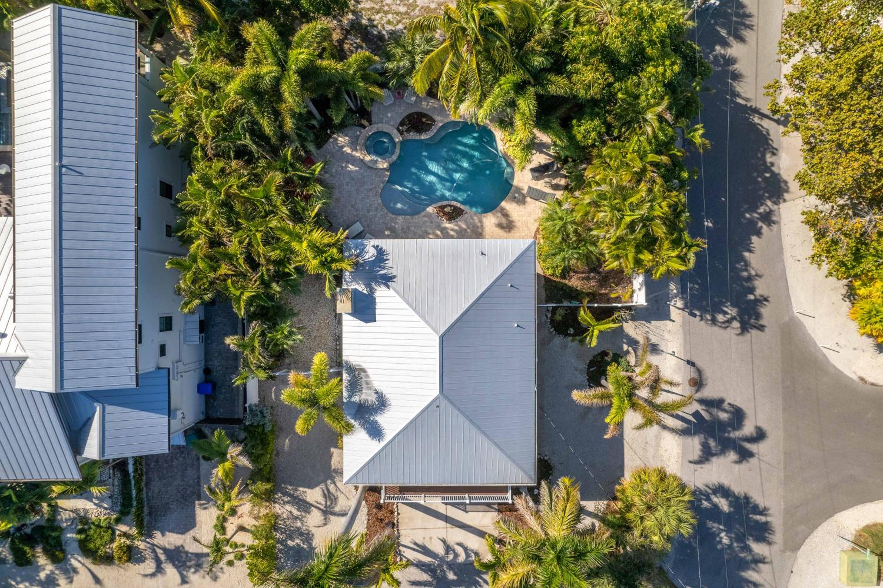 Island Memories, a 2 min walk to beach, private heated pool and spa view 4