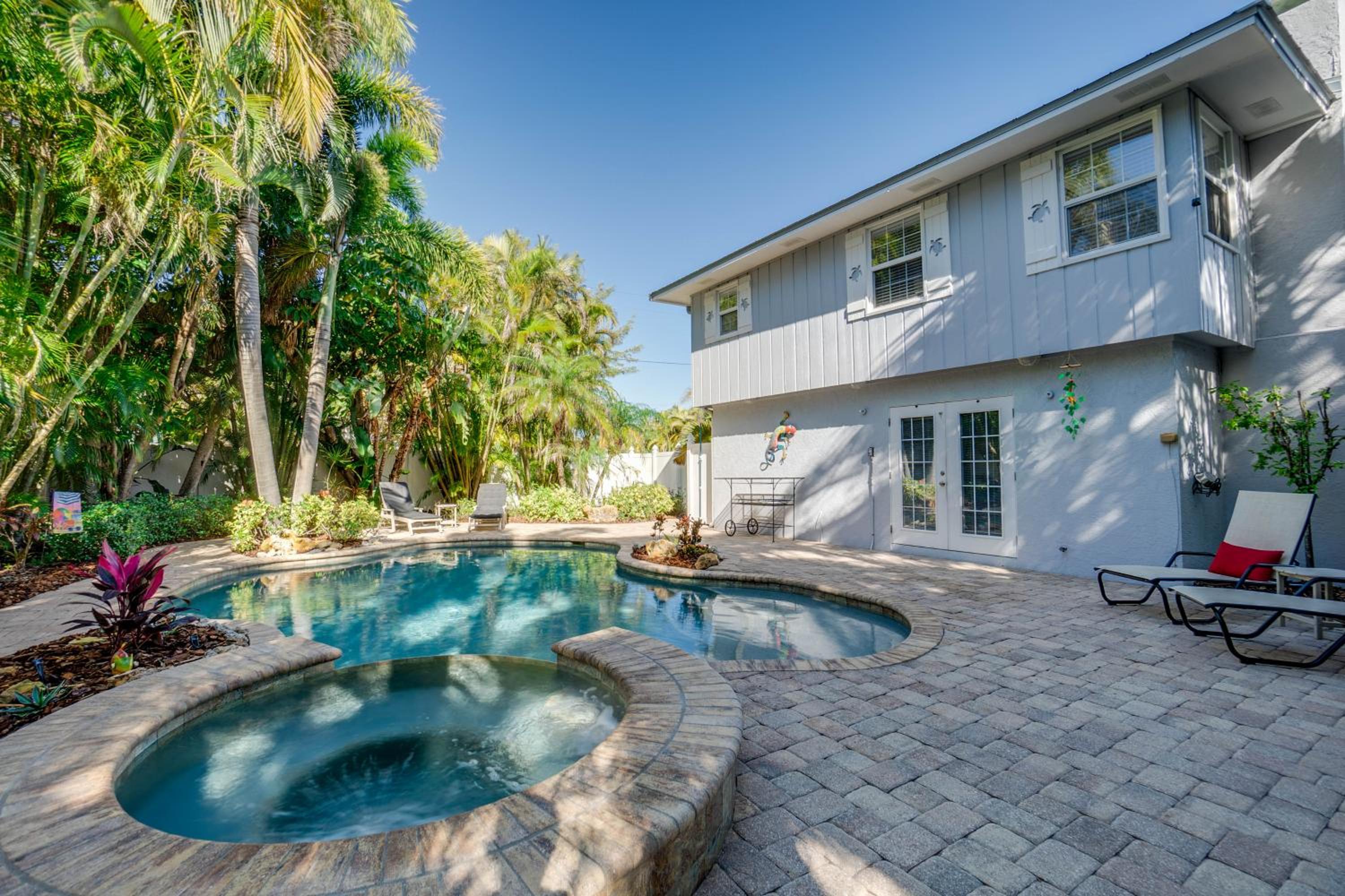 Island Memories, a 2 min walk to beach, private heated pool and spa view 3