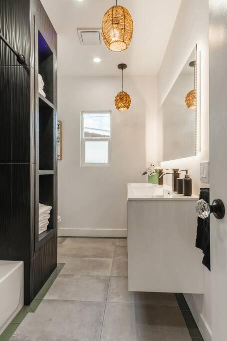 Stylish 4-Bedroom in Culver City Art District